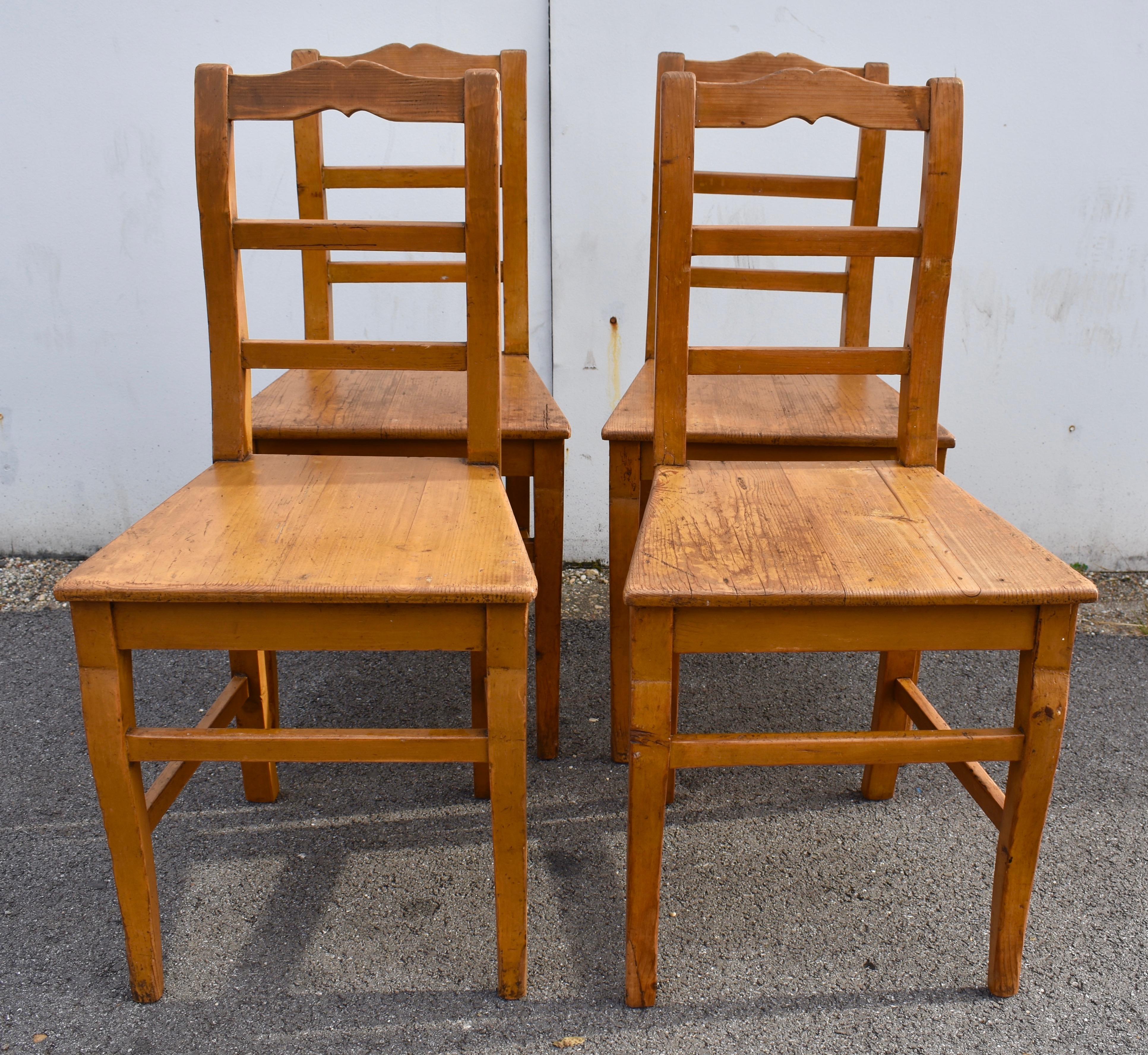 Ungherese Set di quattro sedie con sedile in legno di pino con schienale a scaletta in vendita