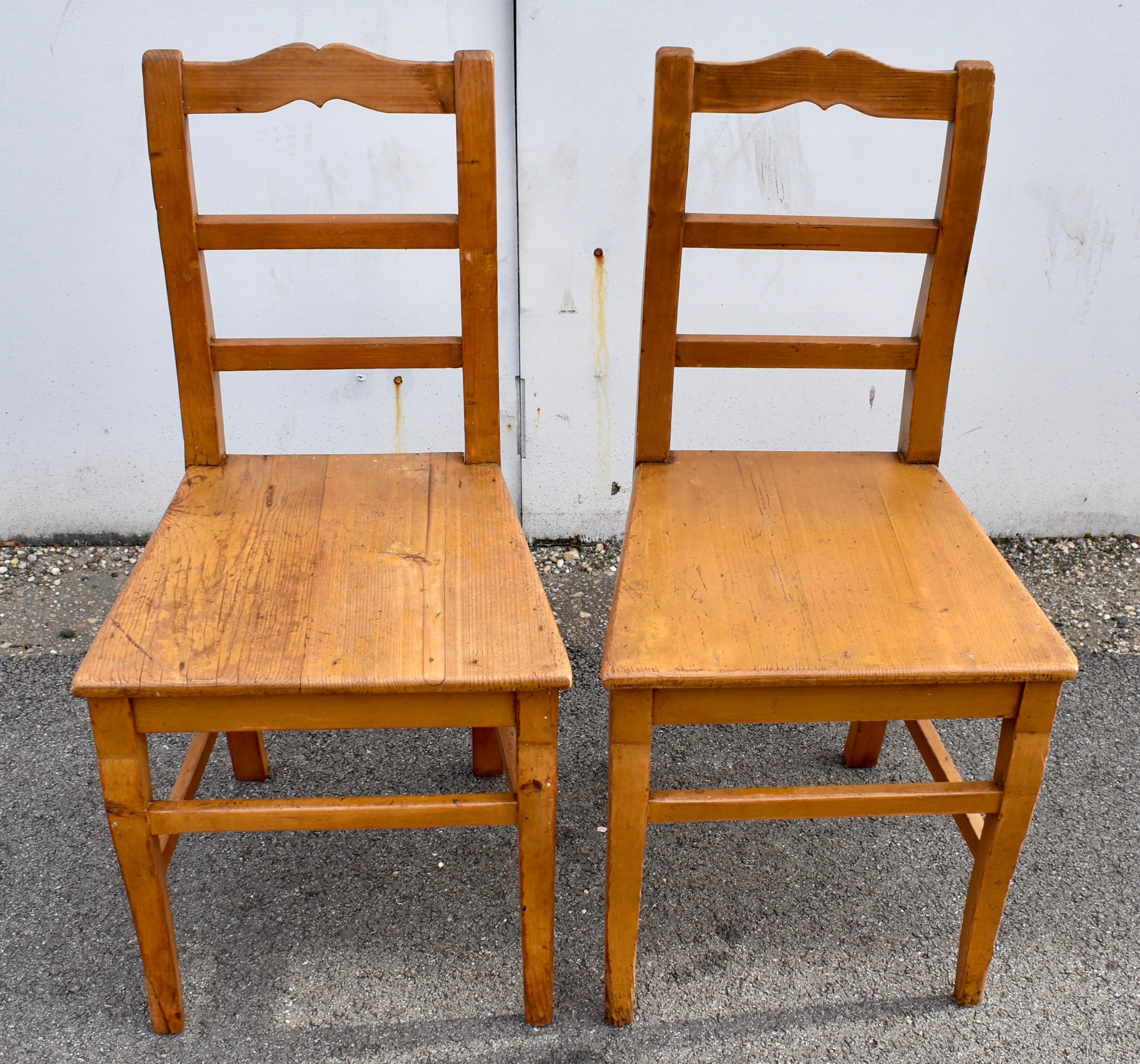 Set di quattro sedie con sedile in legno di pino con schienale a scaletta In condizioni buone in vendita a Baltimore, MD