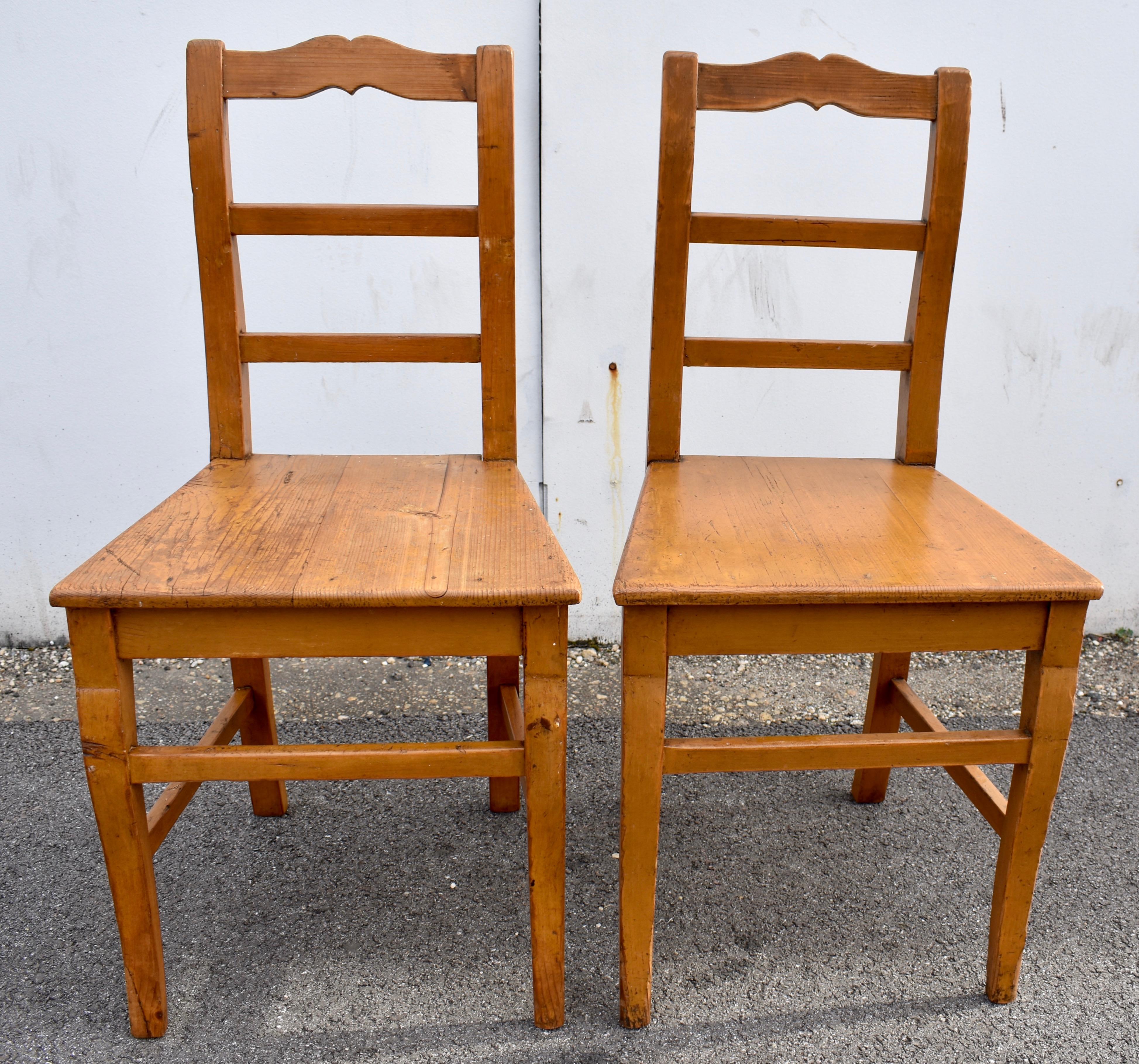 XX secolo Set di quattro sedie con sedile in legno di pino con schienale a scaletta in vendita
