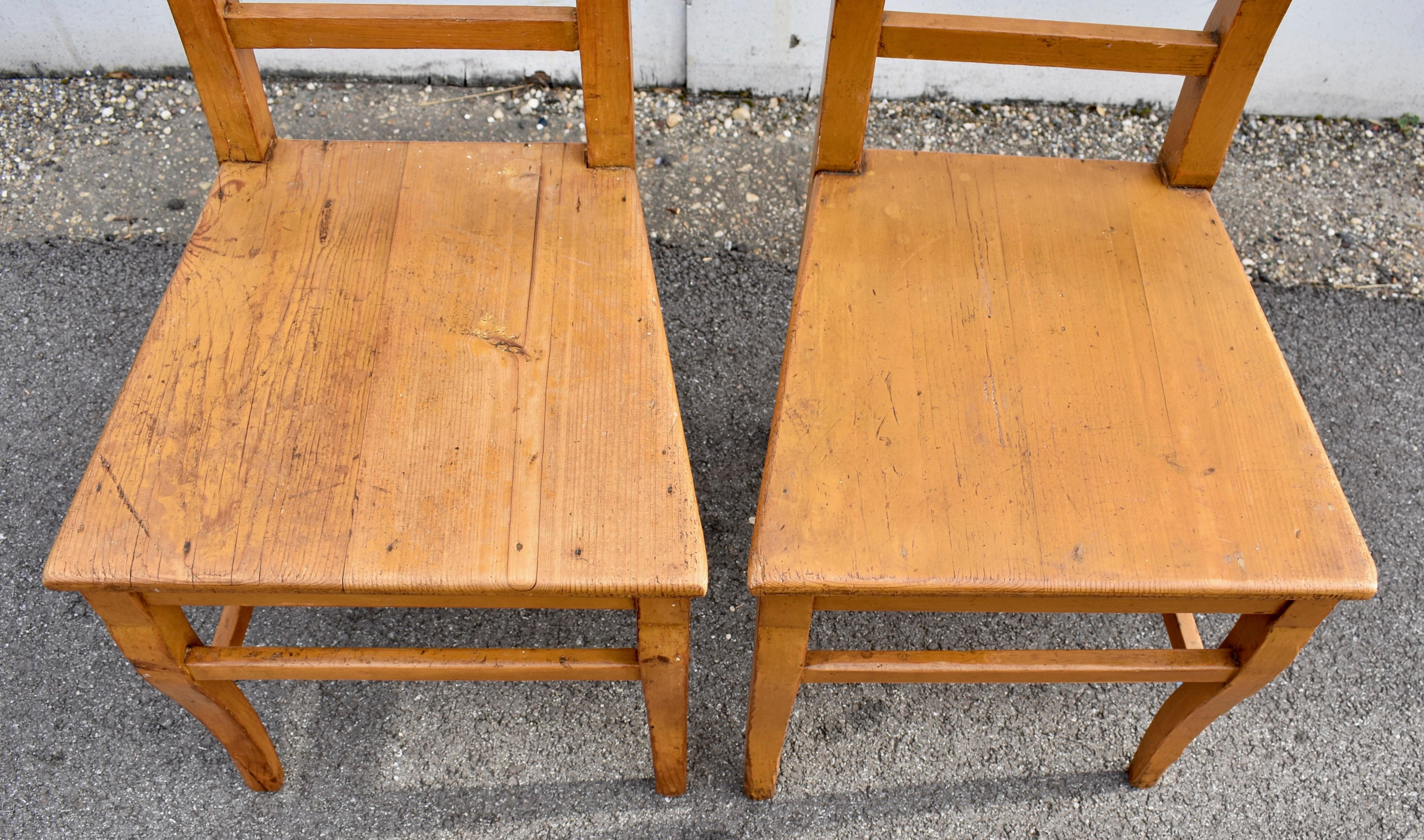 Pino Set di quattro sedie con sedile in legno di pino con schienale a scaletta in vendita