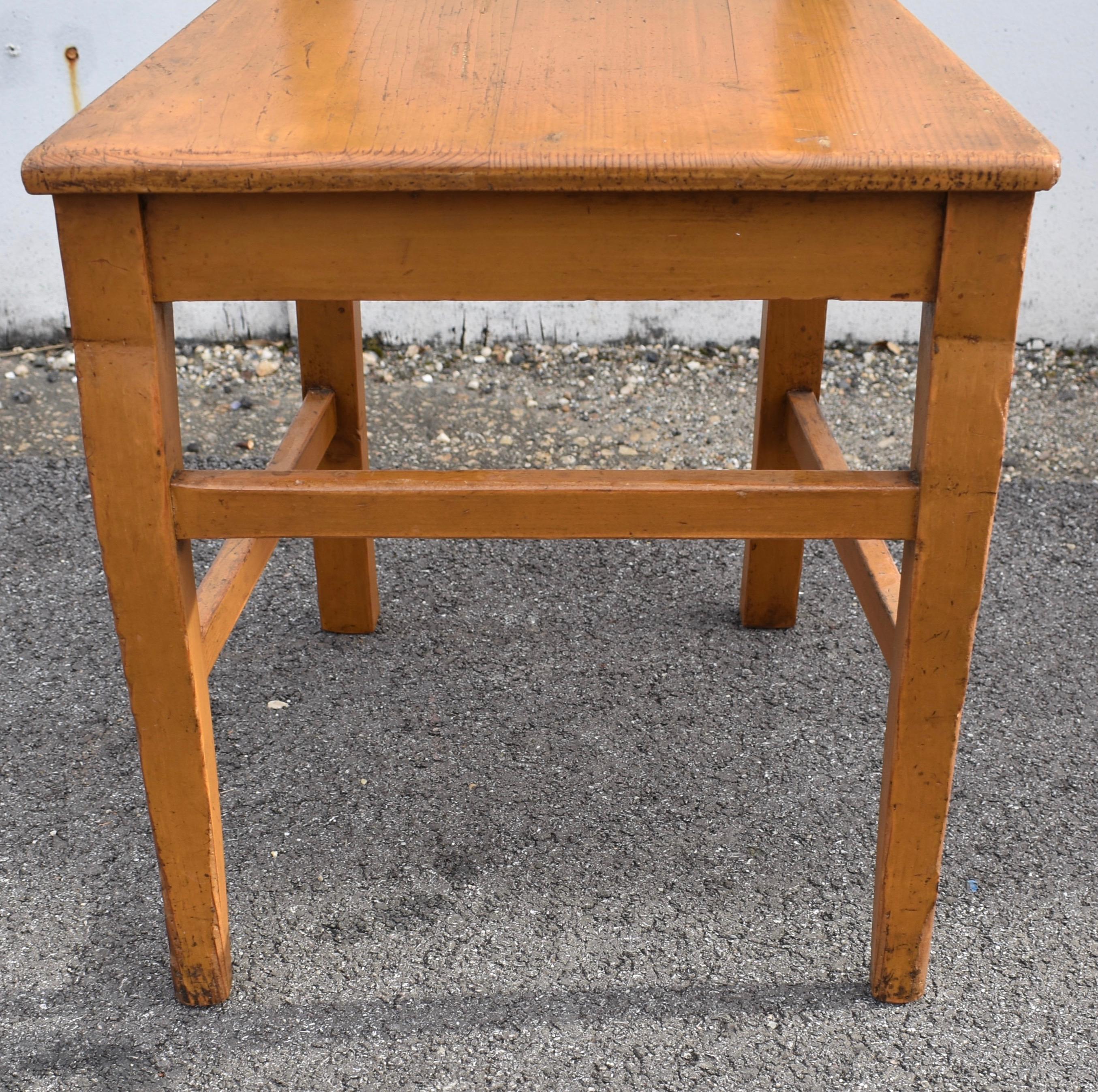 Set di quattro sedie con sedile in legno di pino con schienale a scaletta in vendita 1