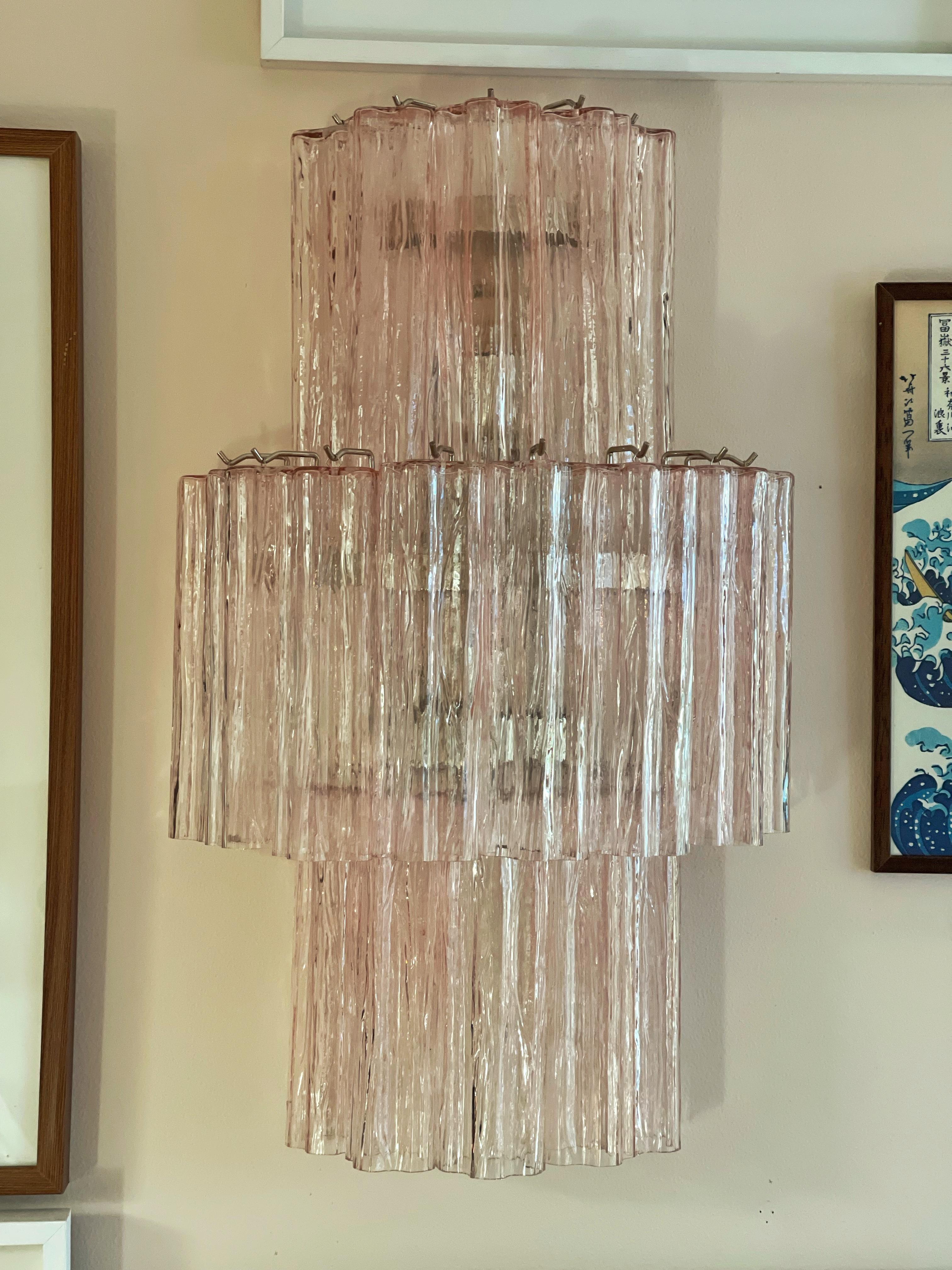 4 pezzi di lampade da parete di Murano in vetro rosa composte da diciotto prismi tubolari con finiture e accessori in cromo. Vetro del distretto italiano di Murano. 
Stile tradizionale italiano di metà secolo, prodotto in Italia nel 21°