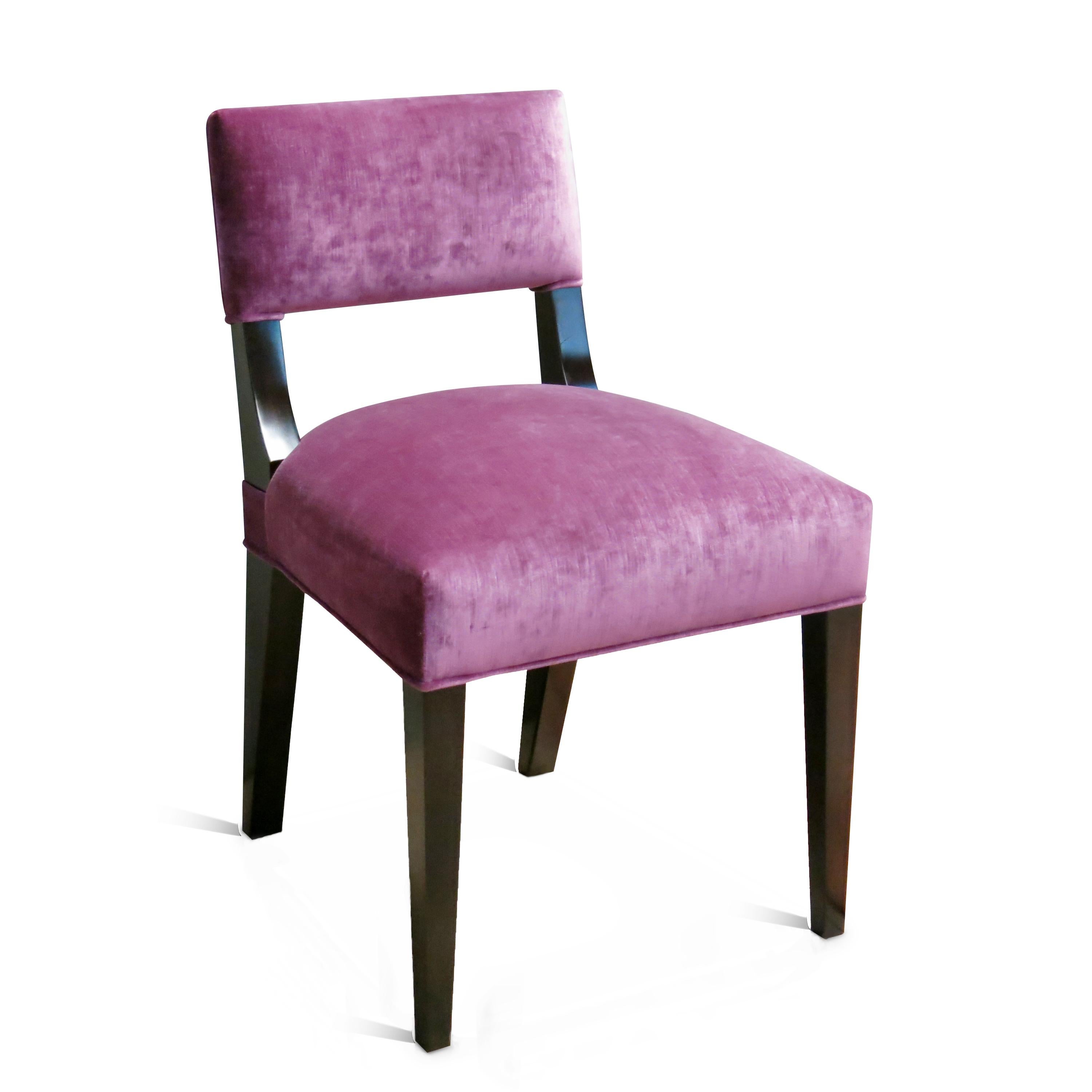 Der Bruno ist ein typischer Stuhl von Costantini mit einer flachen, ergonomisch geformten Rückenlehne. Erhältlich wie abgebildet in einem espresso gebeizten Massivholzrahmen und rosa Stoff und sofort lieferbar. 

Sie können sie auch in