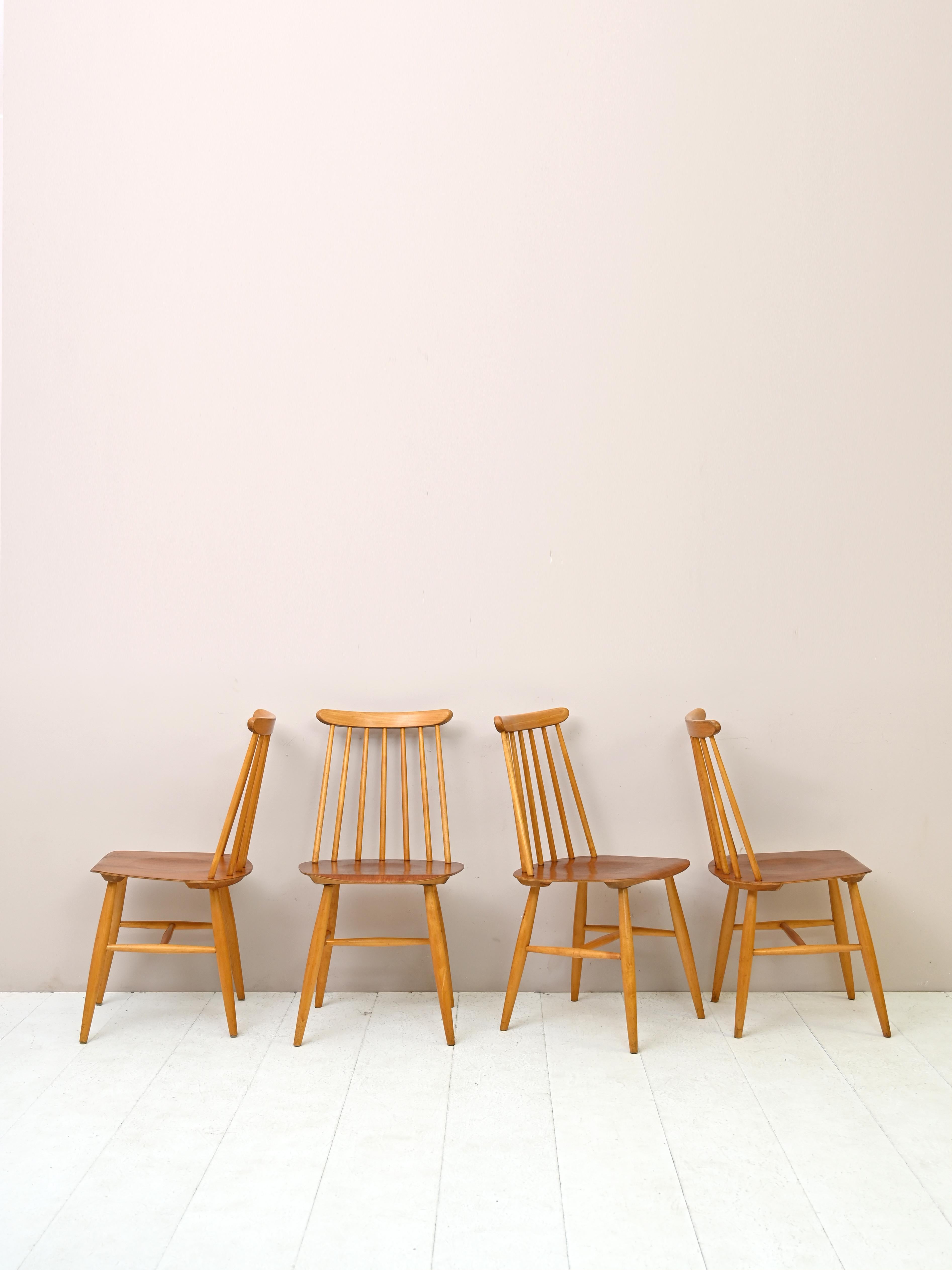 Set of four original vintage wooden chairs from the 1960s.
This chair model that has become iconic is typical of the Scandinavian style. The frame is made of wood from
oak while the contoured seat is made of teak.
These light and modern chairs
