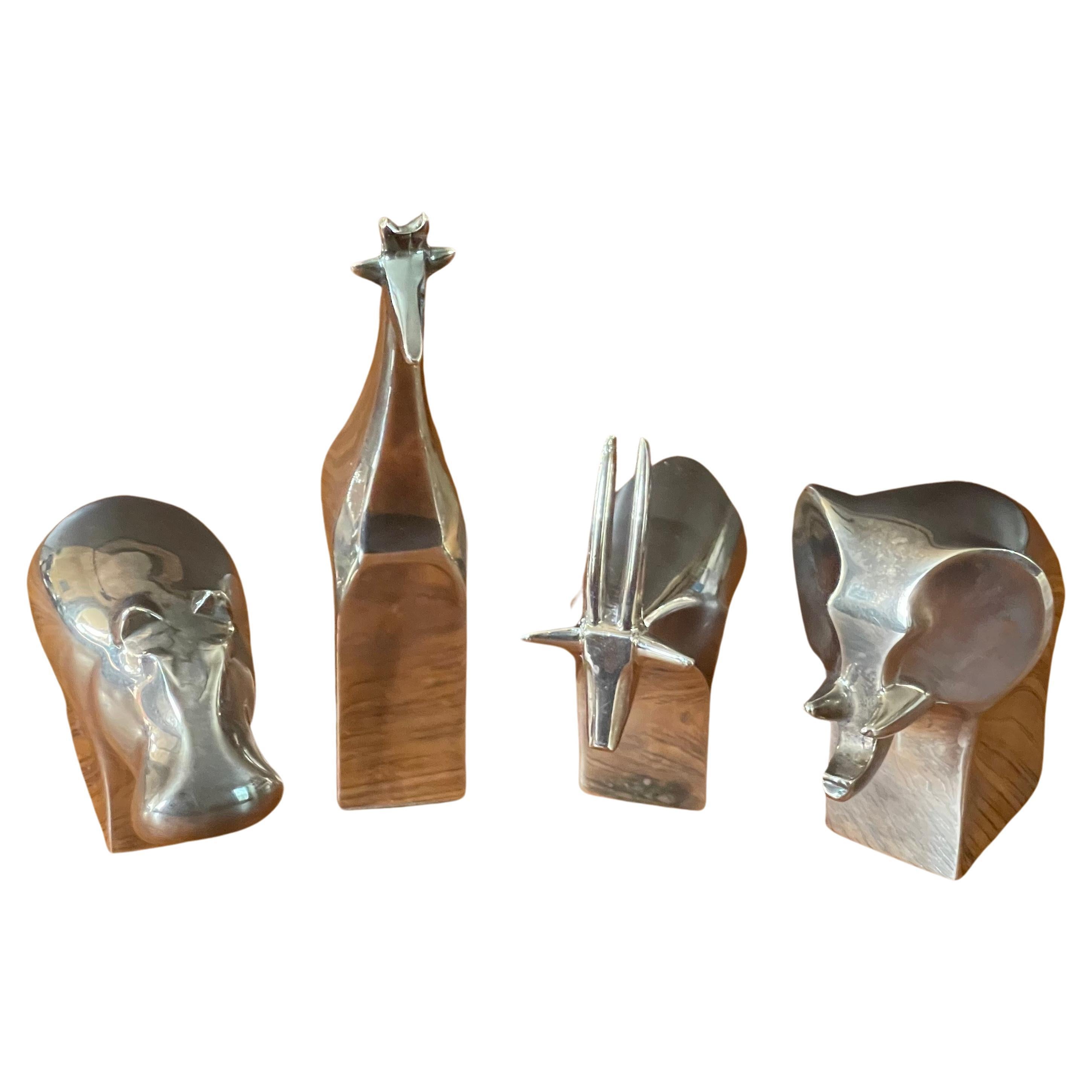 Bonito conjunto de cuatro pisapapeles de animales chapados, obra de Gunnar Cyren para Dansk, hacia la década de 1970. El set incluye un elefante, una jirafa, un hipopótamo y una gacela. Son de zinc chapado y están firmadas en la parte inferior. Dos