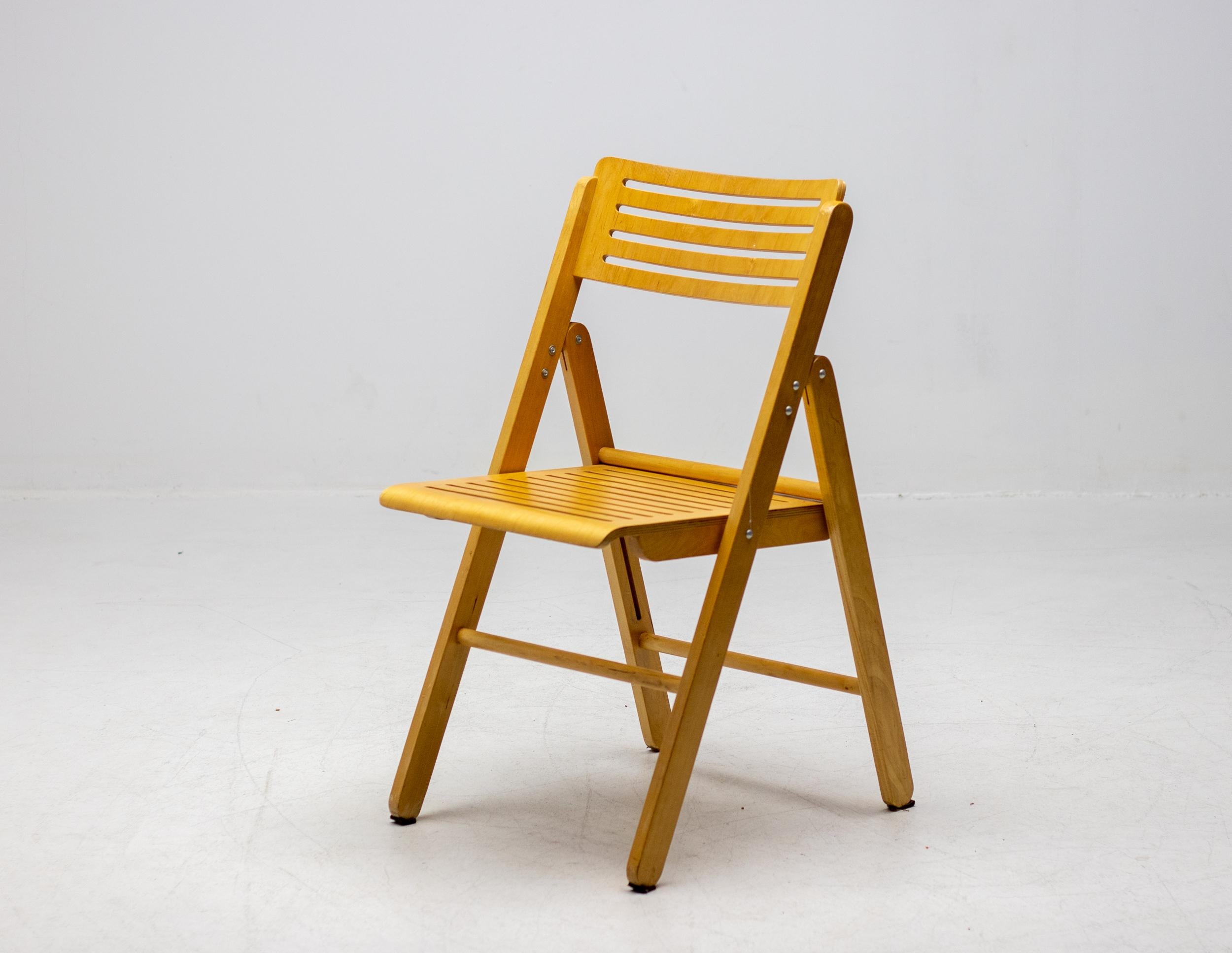 Ensemble de 4 chaises pliantes en contreplaqué, fabriquées aux Pays-Bas vers 1980.  Chaises ingénieuses, pratiques et robustes en très bon état. Ces chaises pliantes offrent une solution d'assise polyvalente avec de nombreux avantages. Leur