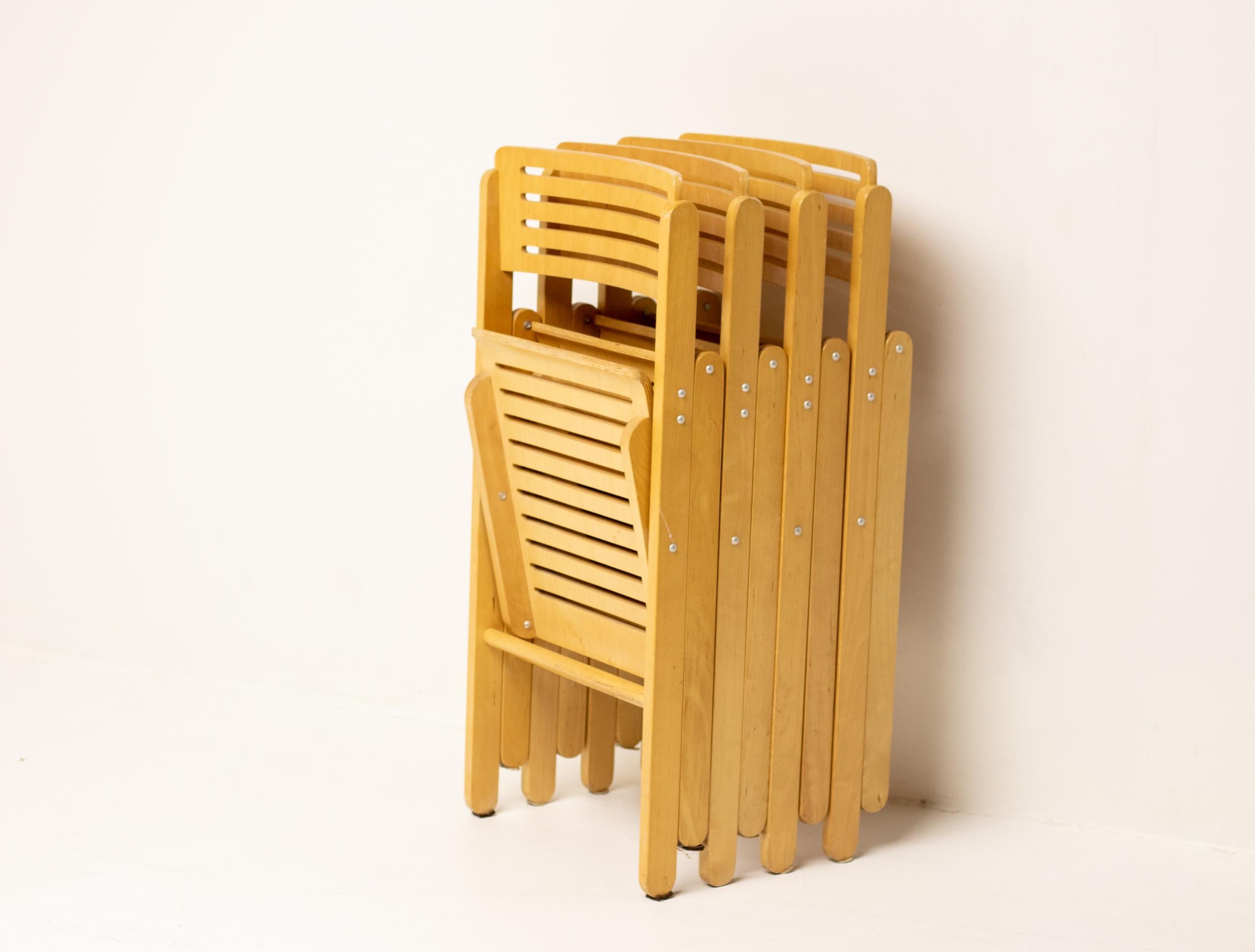 Néerlandais Ensemble de quatre chaises pliantes en contreplaqué en vente