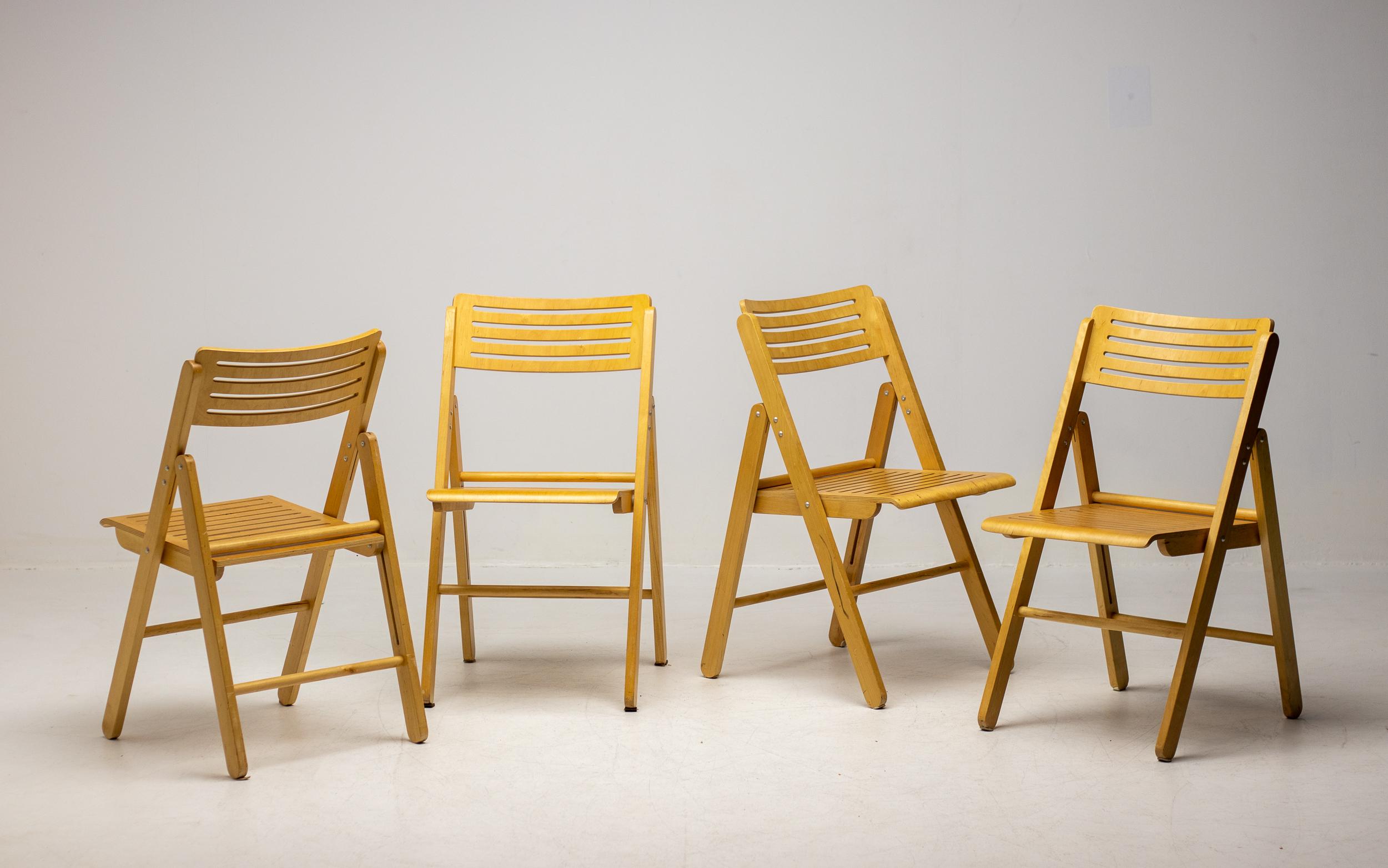 Frêne Ensemble de quatre chaises pliantes en contreplaqué en vente