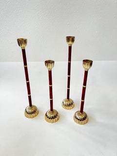 Set di quattro portacandele in ottone lucido e Wood rosso