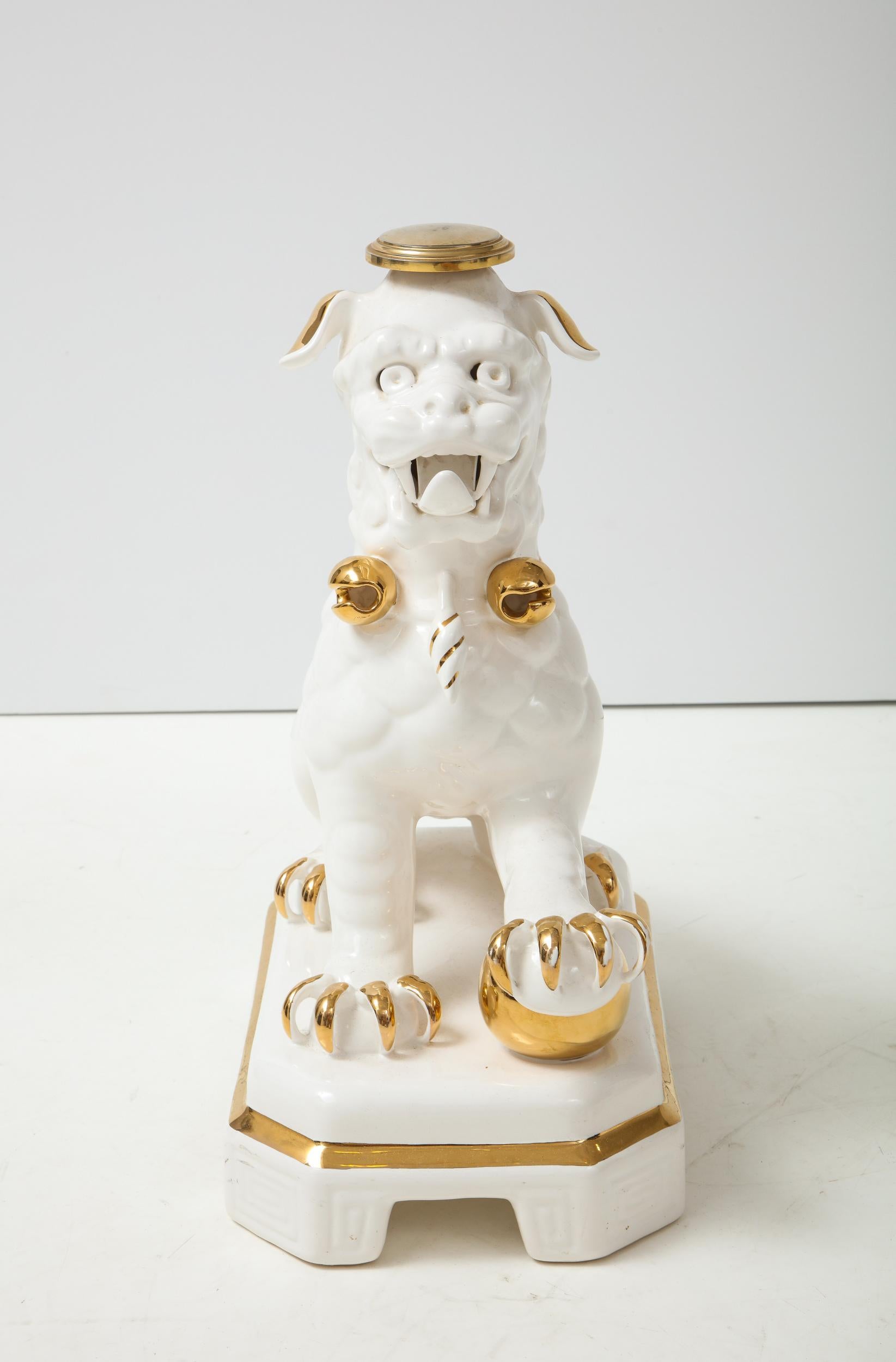 Ensemble de quatre chiens Foo en porcelaine blanche et or en vente 6
