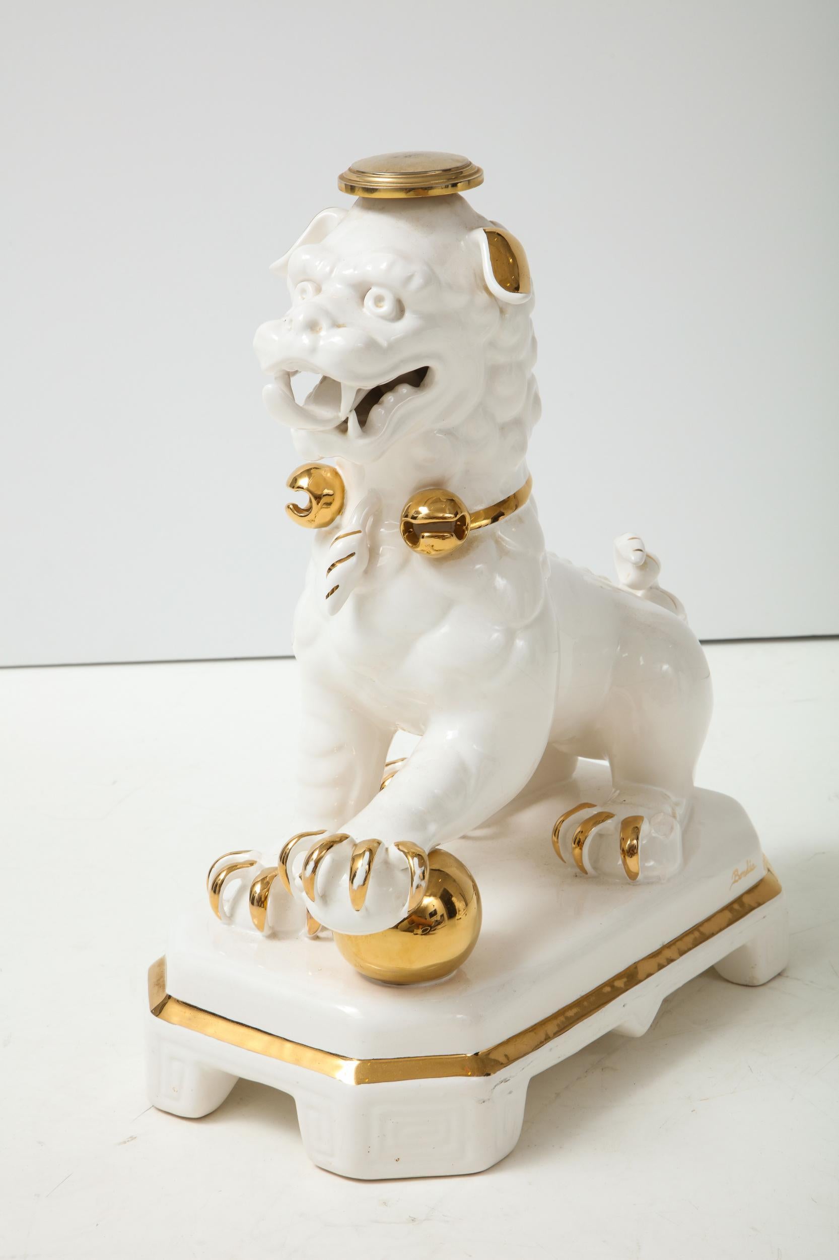 Ensemble de quatre chiens Foo en porcelaine blanche et or en vente 7