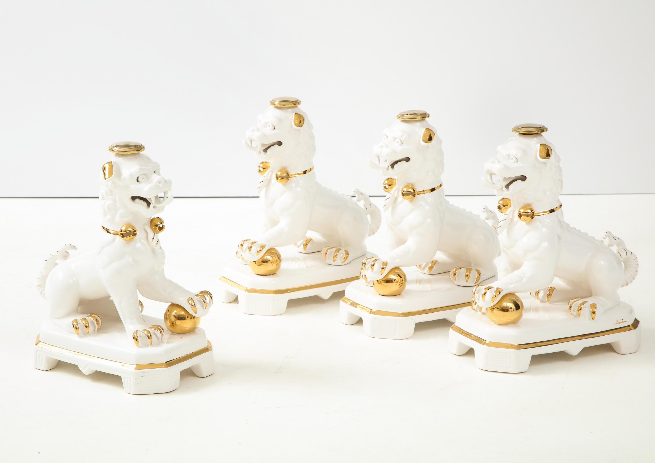 Espagnol Ensemble de quatre chiens Foo en porcelaine blanche et or en vente