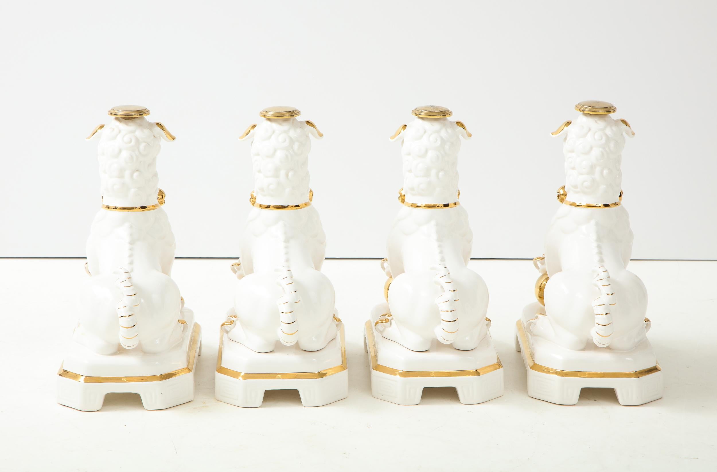 20ième siècle Ensemble de quatre chiens Foo en porcelaine blanche et or en vente