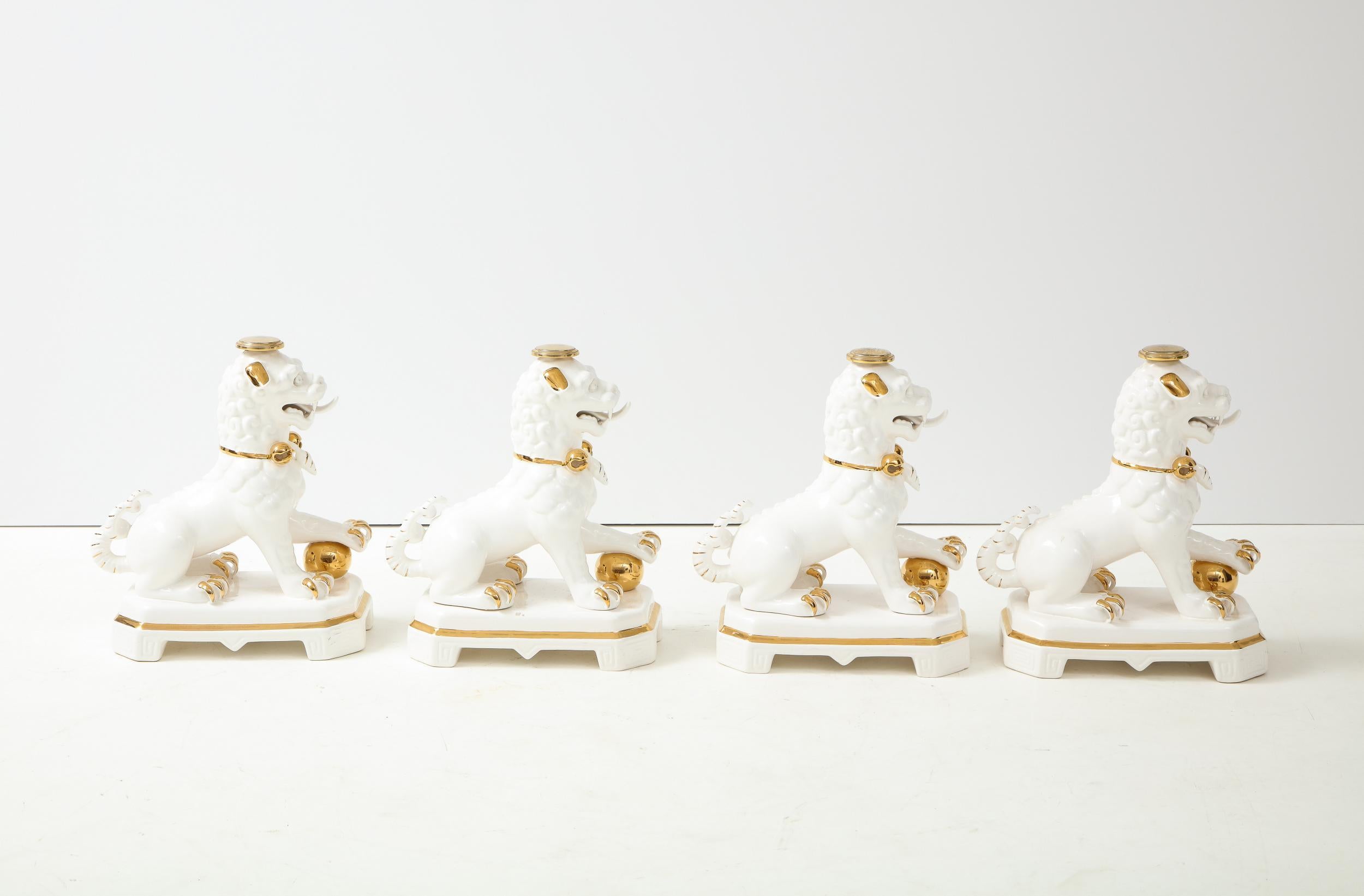 Céramique Ensemble de quatre chiens Foo en porcelaine blanche et or en vente