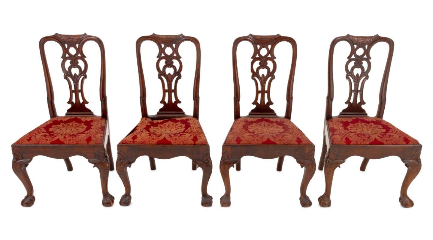 Set di quattro sedie da pranzo portoghesi in mogano intagliato, XVIII secolo, ciascuna con schienale traforato, seduta rivestita in broccato di seta rossa e quattro gambe che terminano con piedi a sfera.  Dimensioni: 39,25