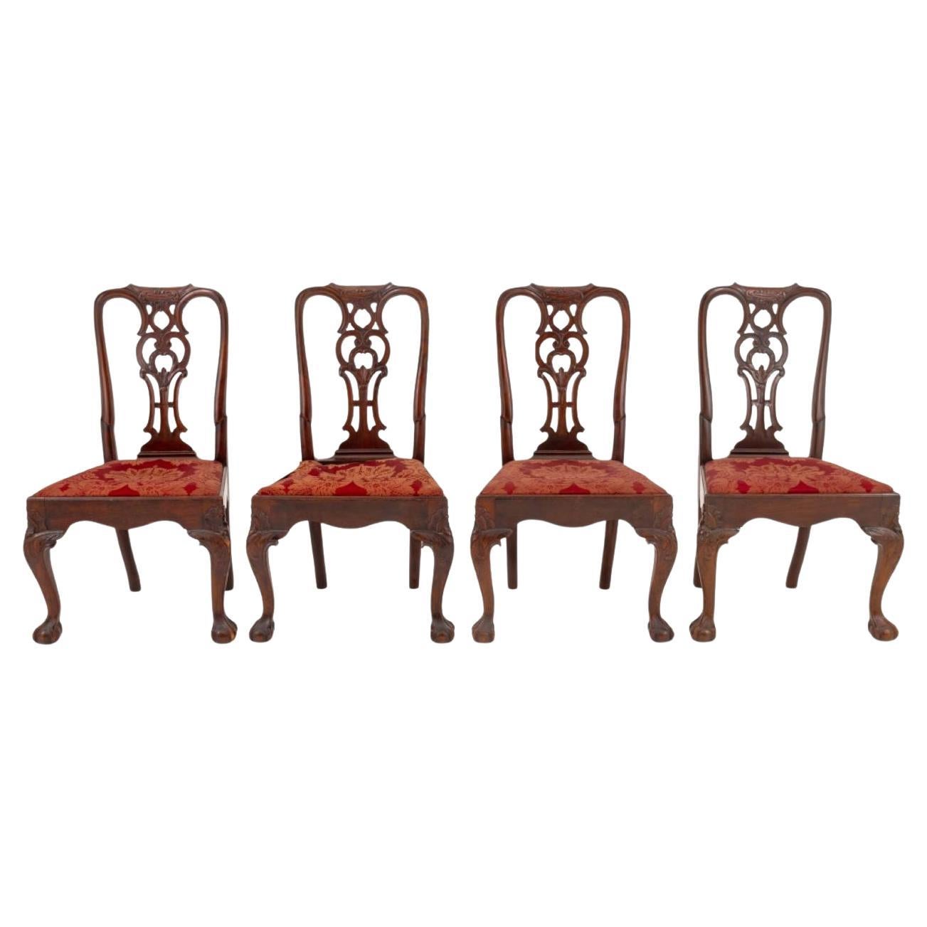 Ensemble de quatre chaises de salle à manger portugaises en acajou sculpté, 18ème siècle
