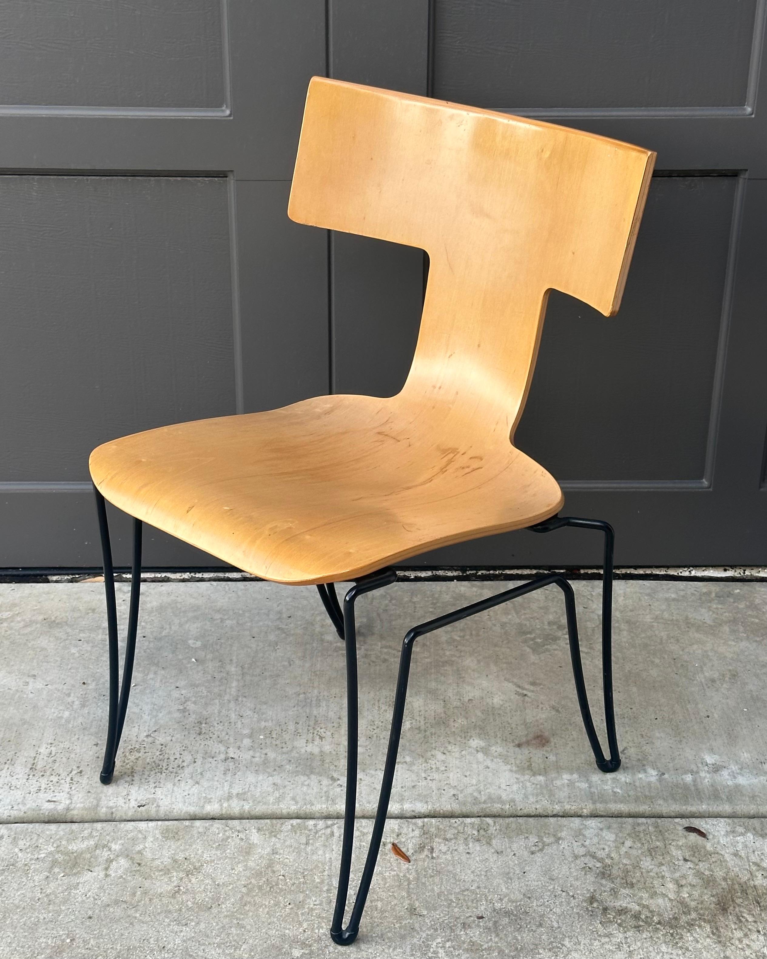 Juego de cuatro sillas de comedor posmodernas 