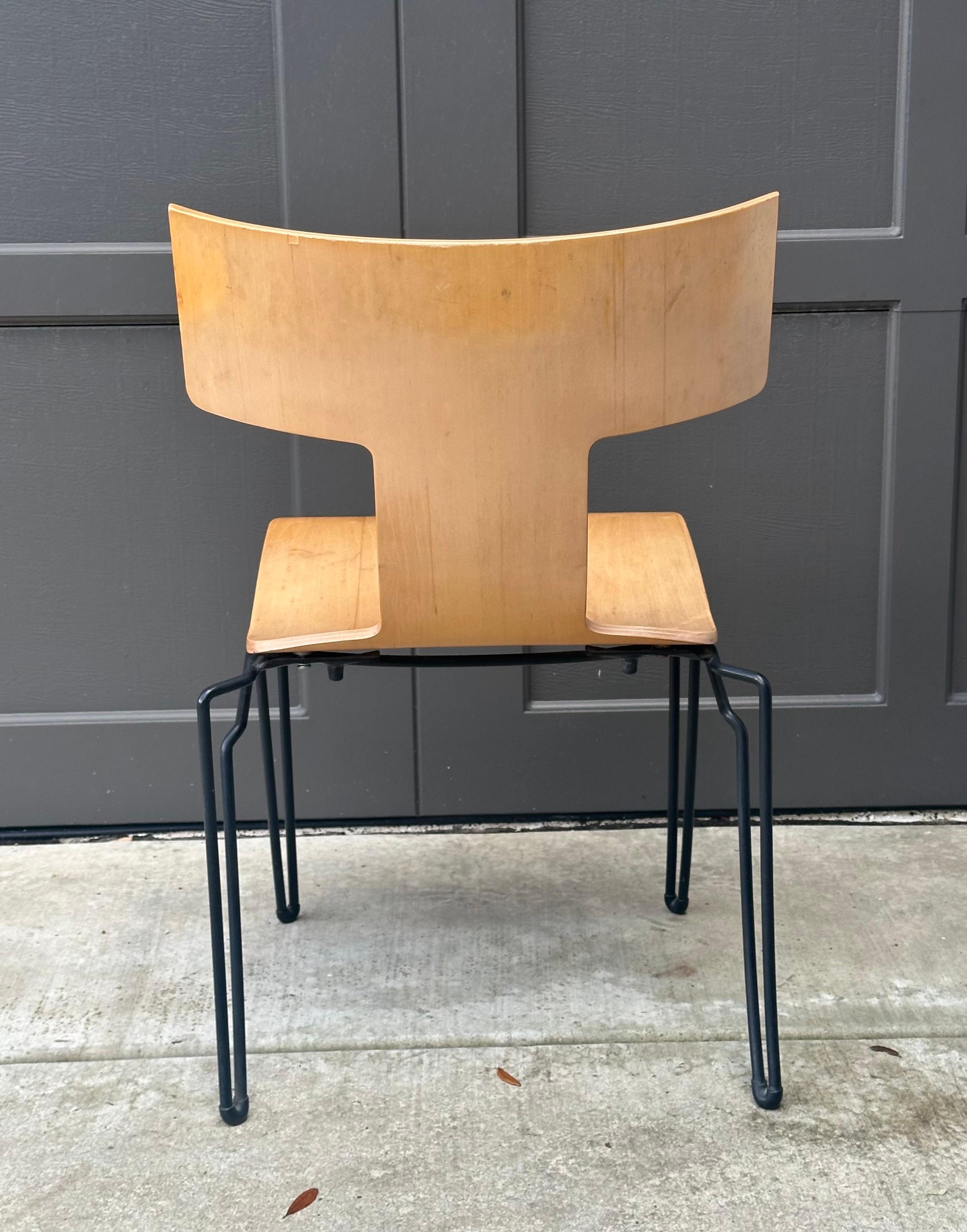 Juego de cuatro sillas de comedor posmodernas 