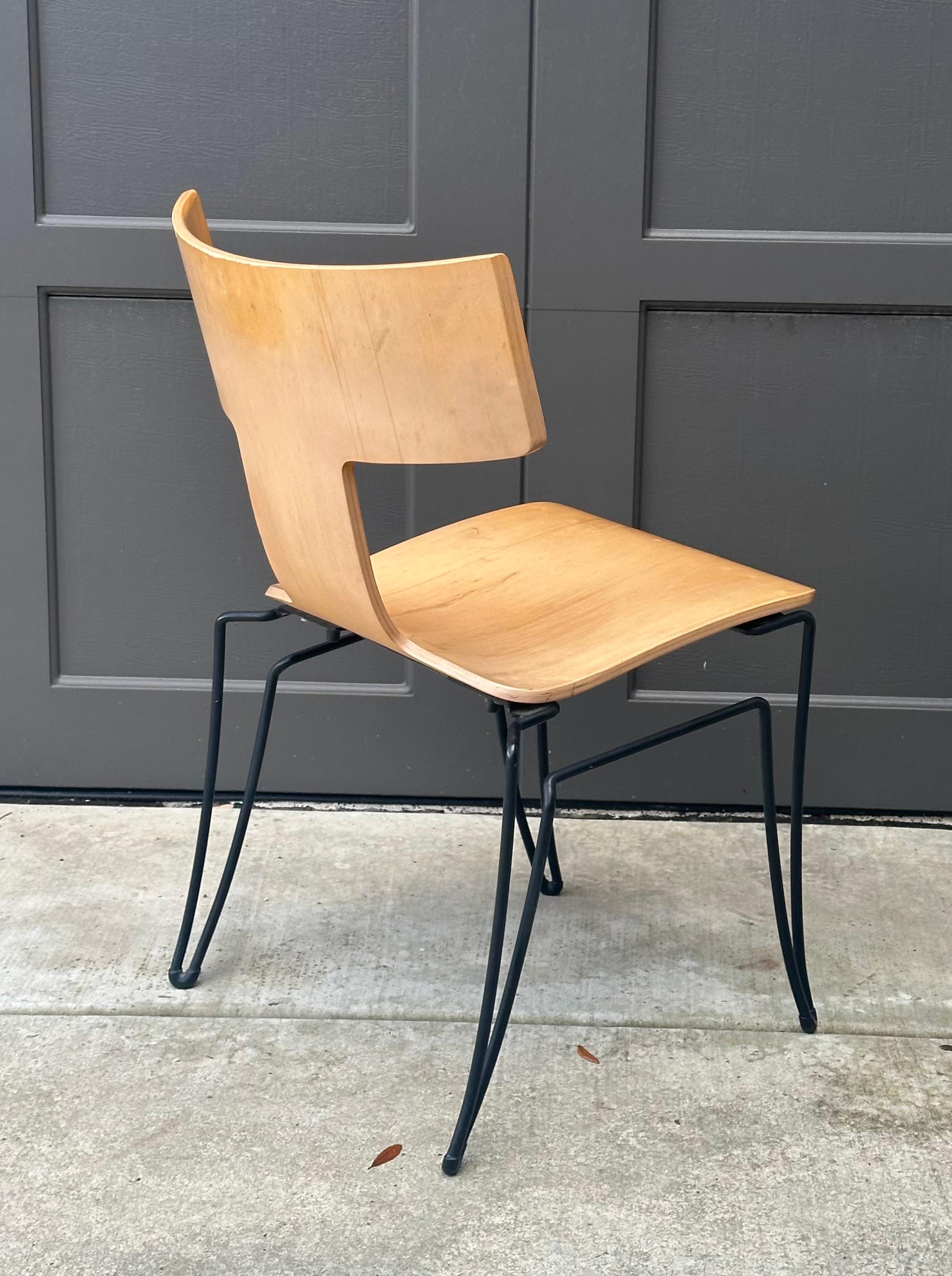 Juego de cuatro sillas de comedor posmodernas 