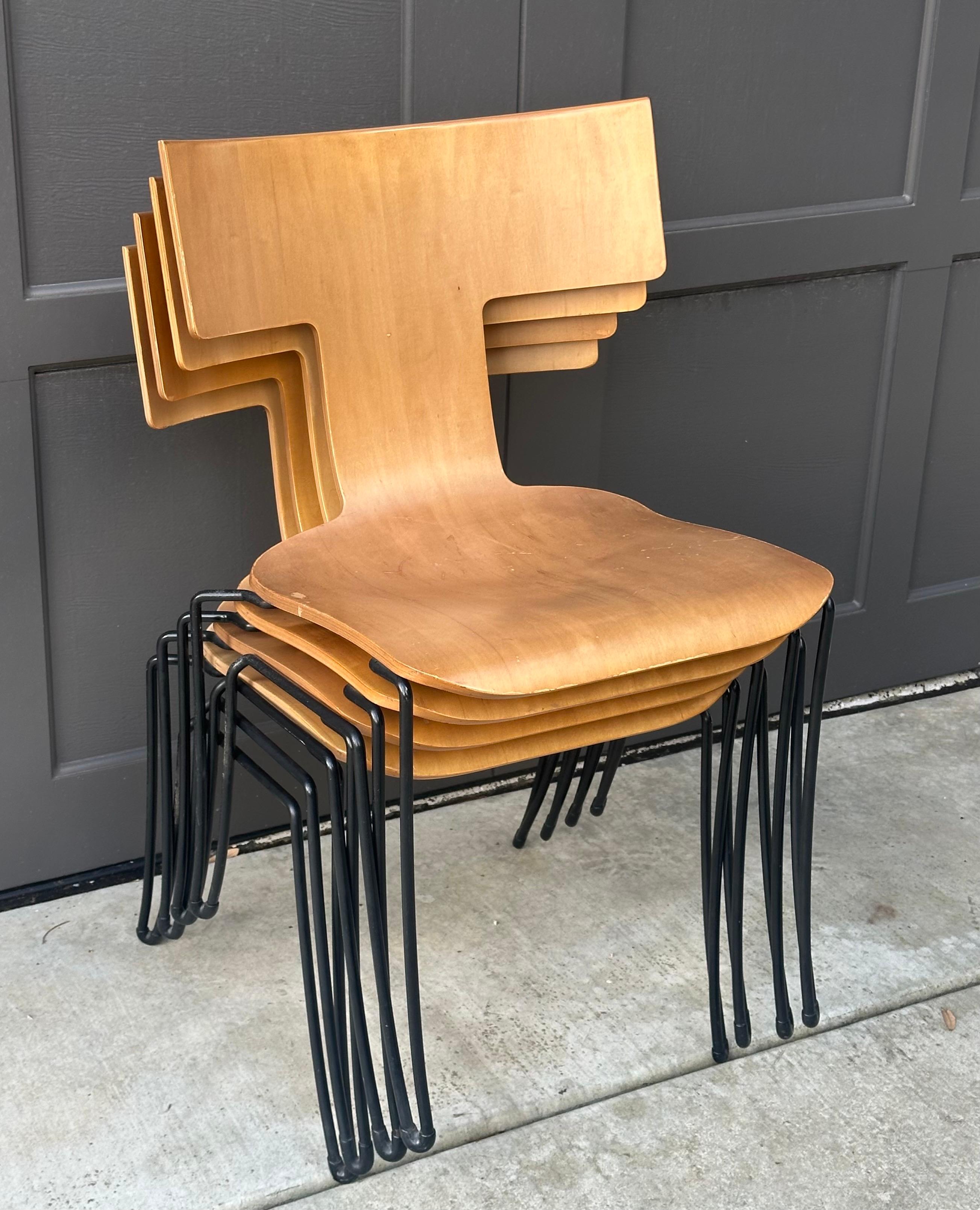 Juego de cuatro sillas de comedor posmodernas 