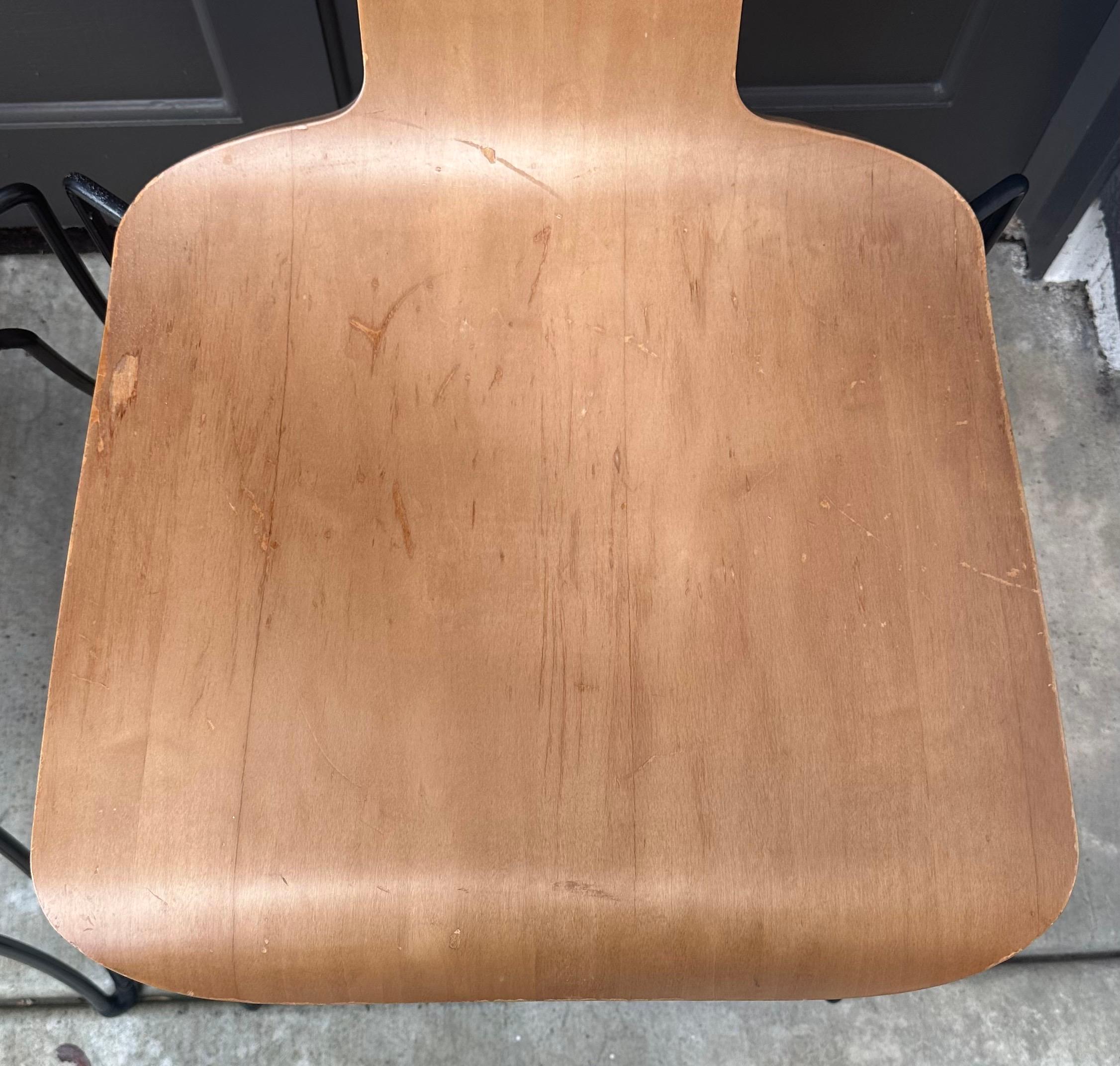 Juego de cuatro sillas de comedor posmodernas 