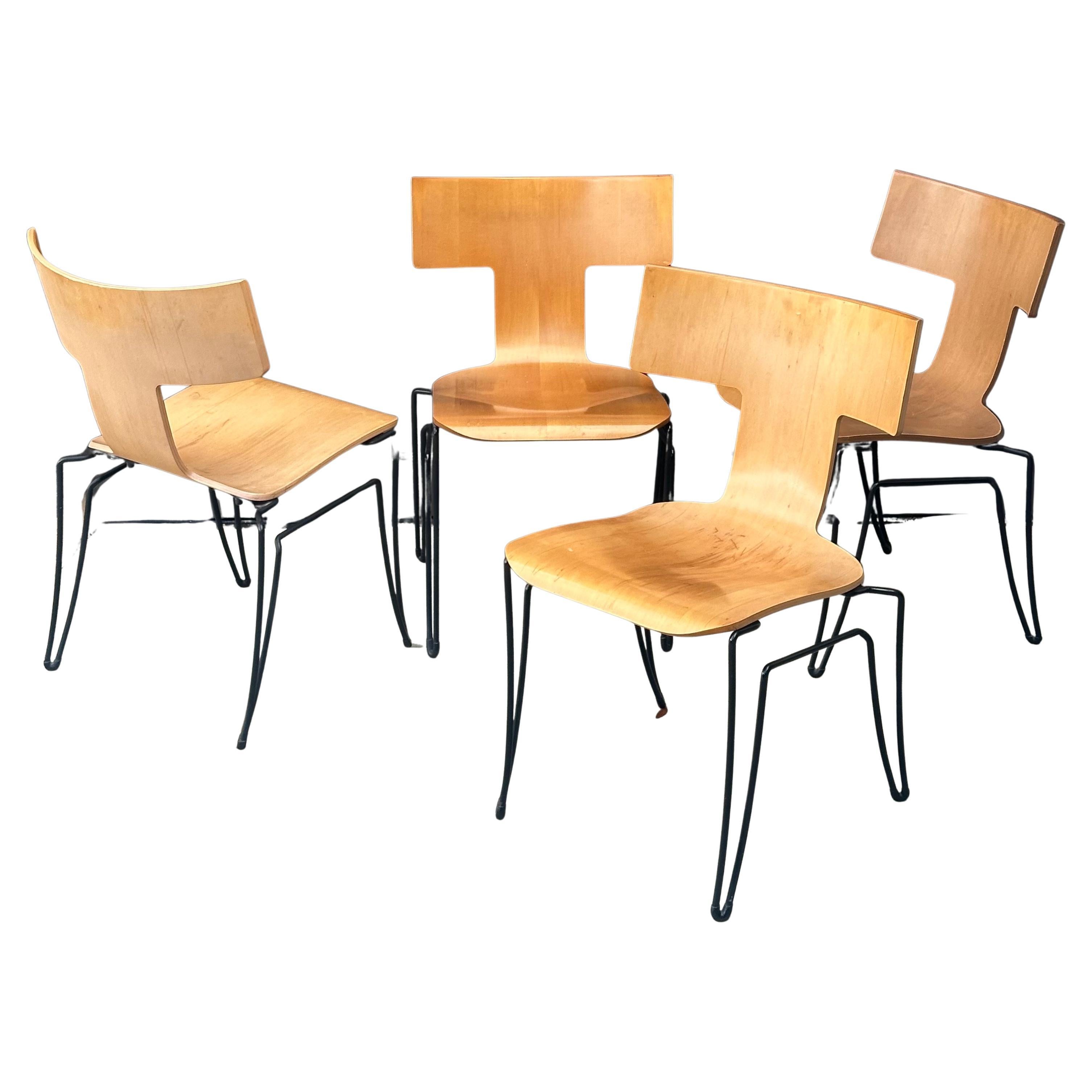 Juego de cuatro sillas de comedor posmodernas 