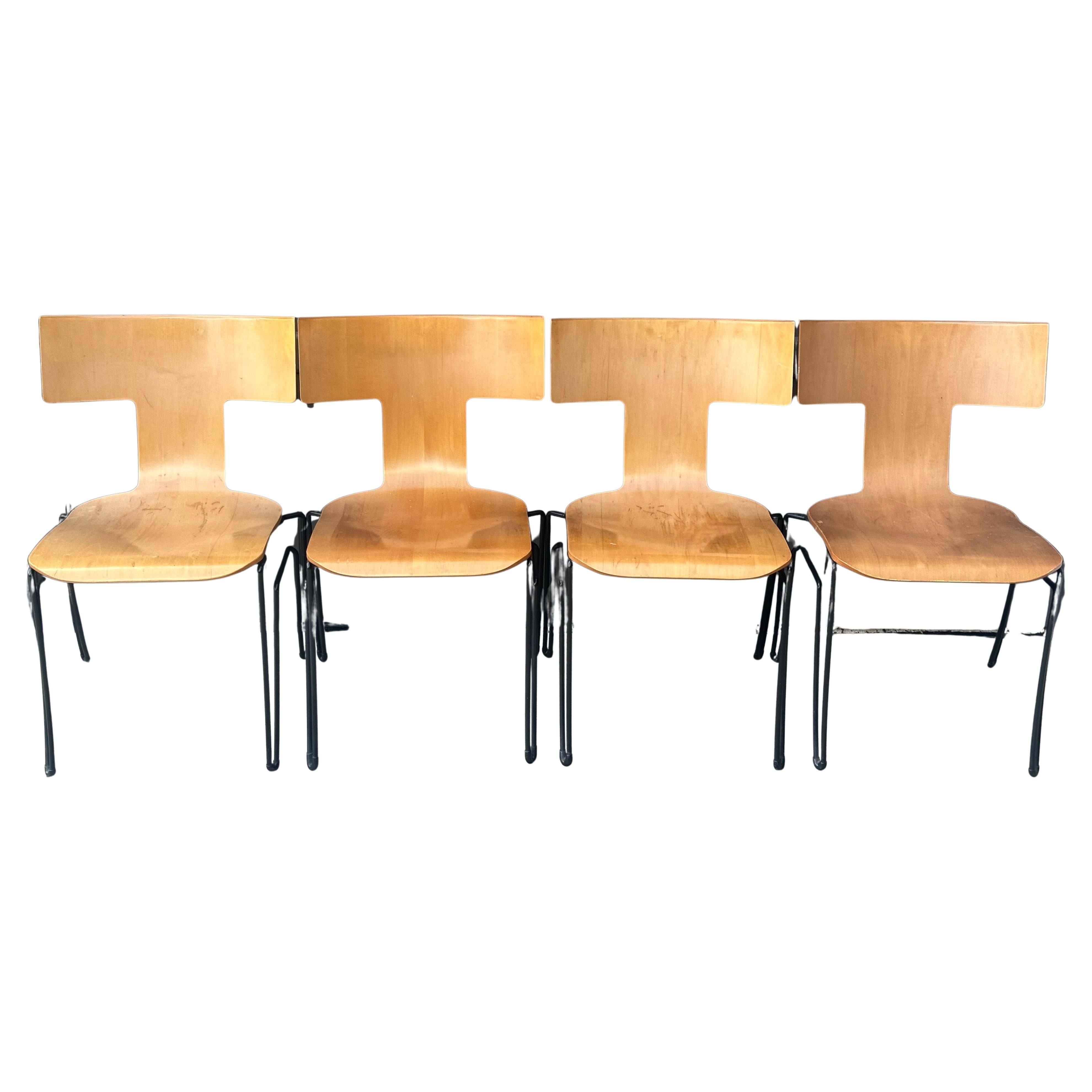 Juego de cuatro sillas de comedor posmodernas 