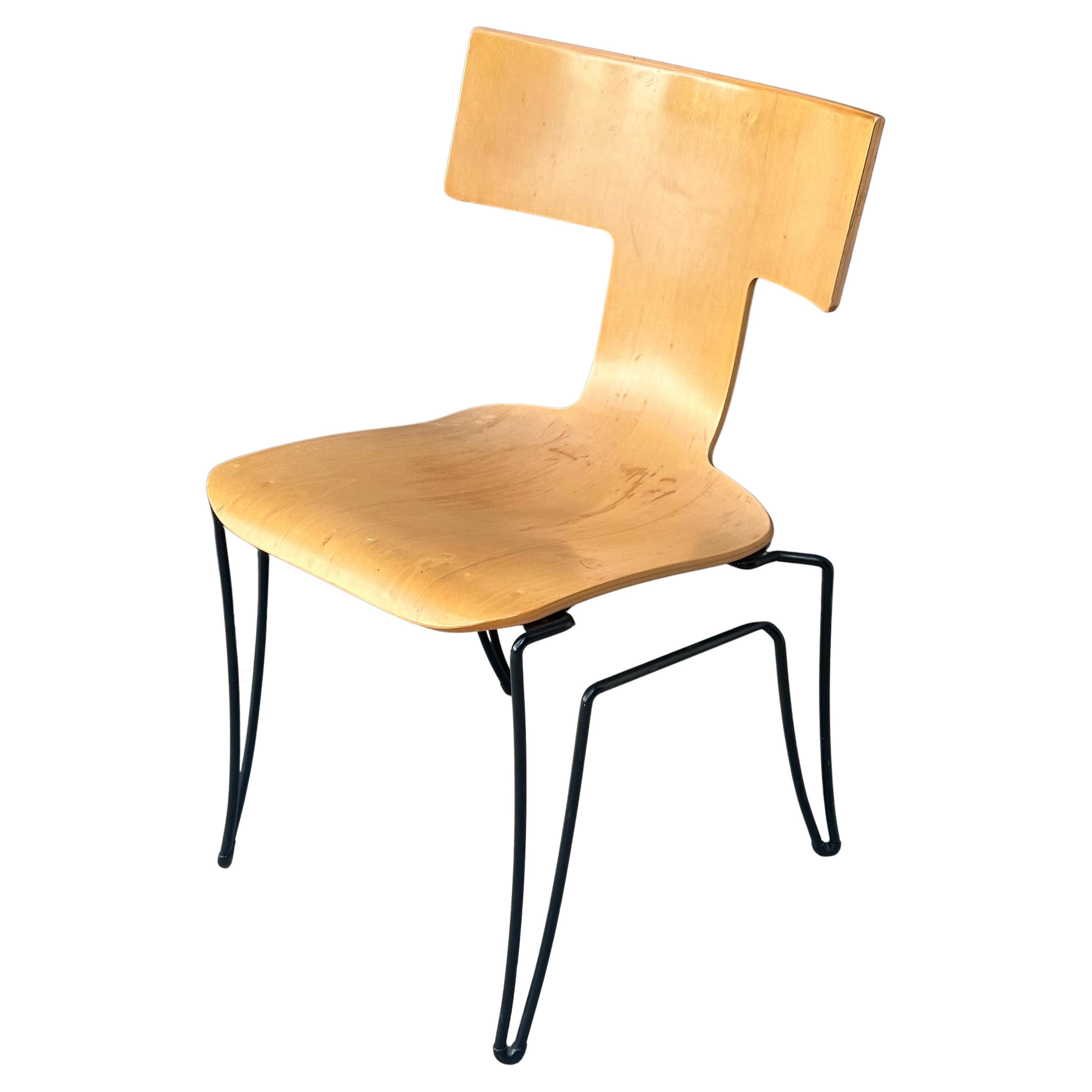 Juego de cuatro sillas de comedor posmodernas 