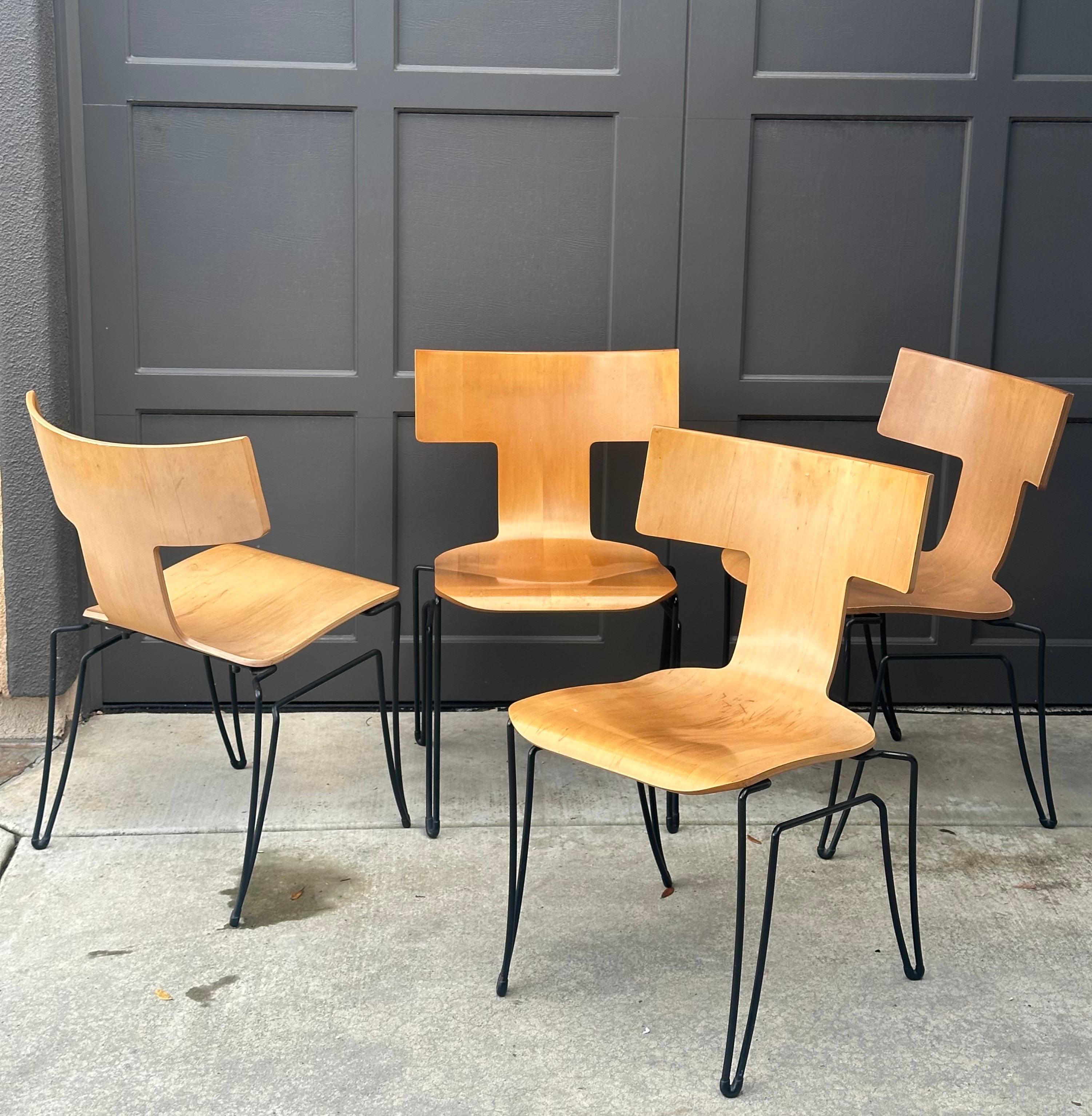 Juego de cuatro sillas de comedor posmodernas 