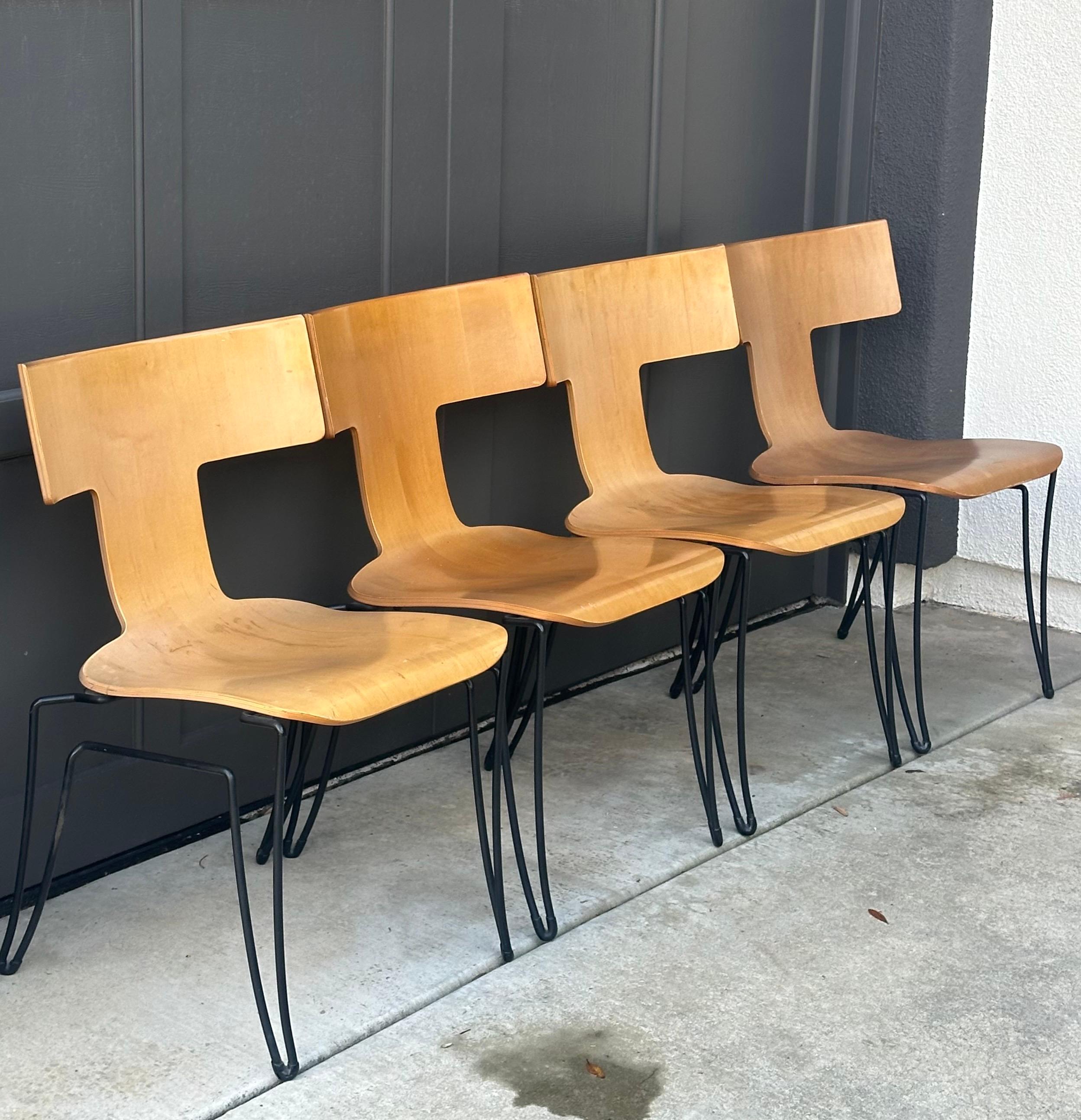 Juego de cuatro sillas de comedor posmodernas 