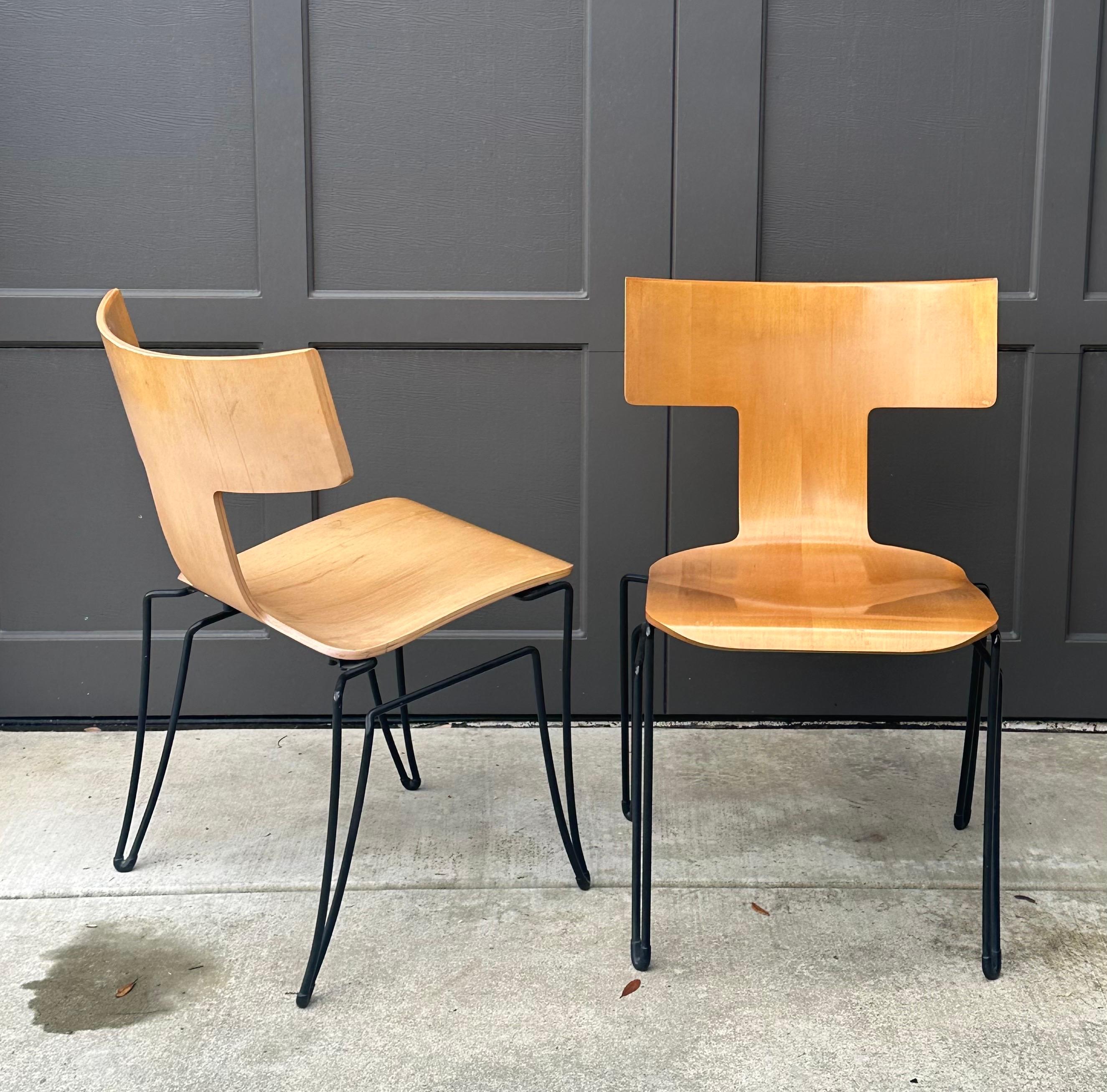 Juego de cuatro sillas de comedor posmodernas 