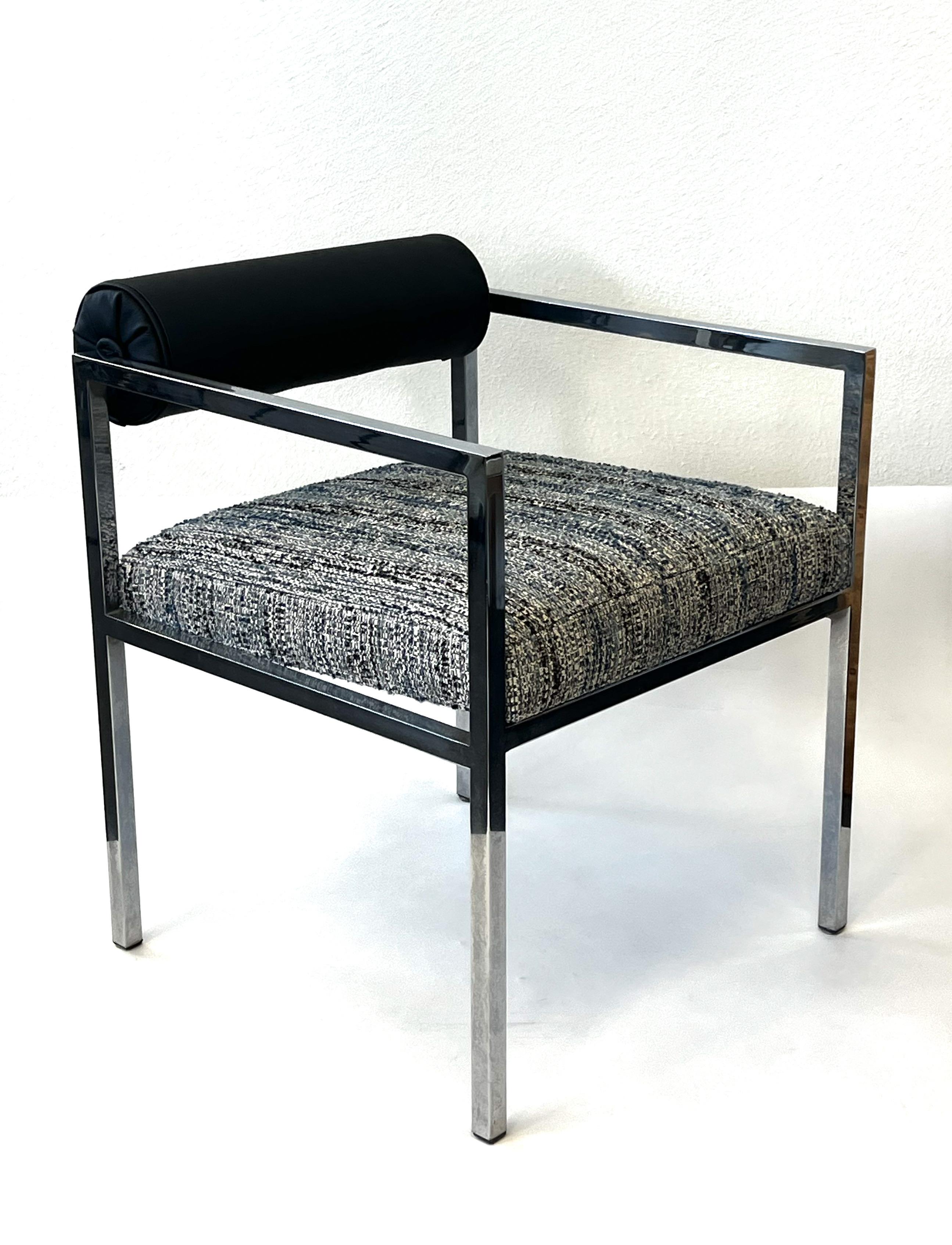 Satz von vier postmodernen Esszimmerstühlen aus Chrom und schwarzem Leder (Moderne) im Angebot