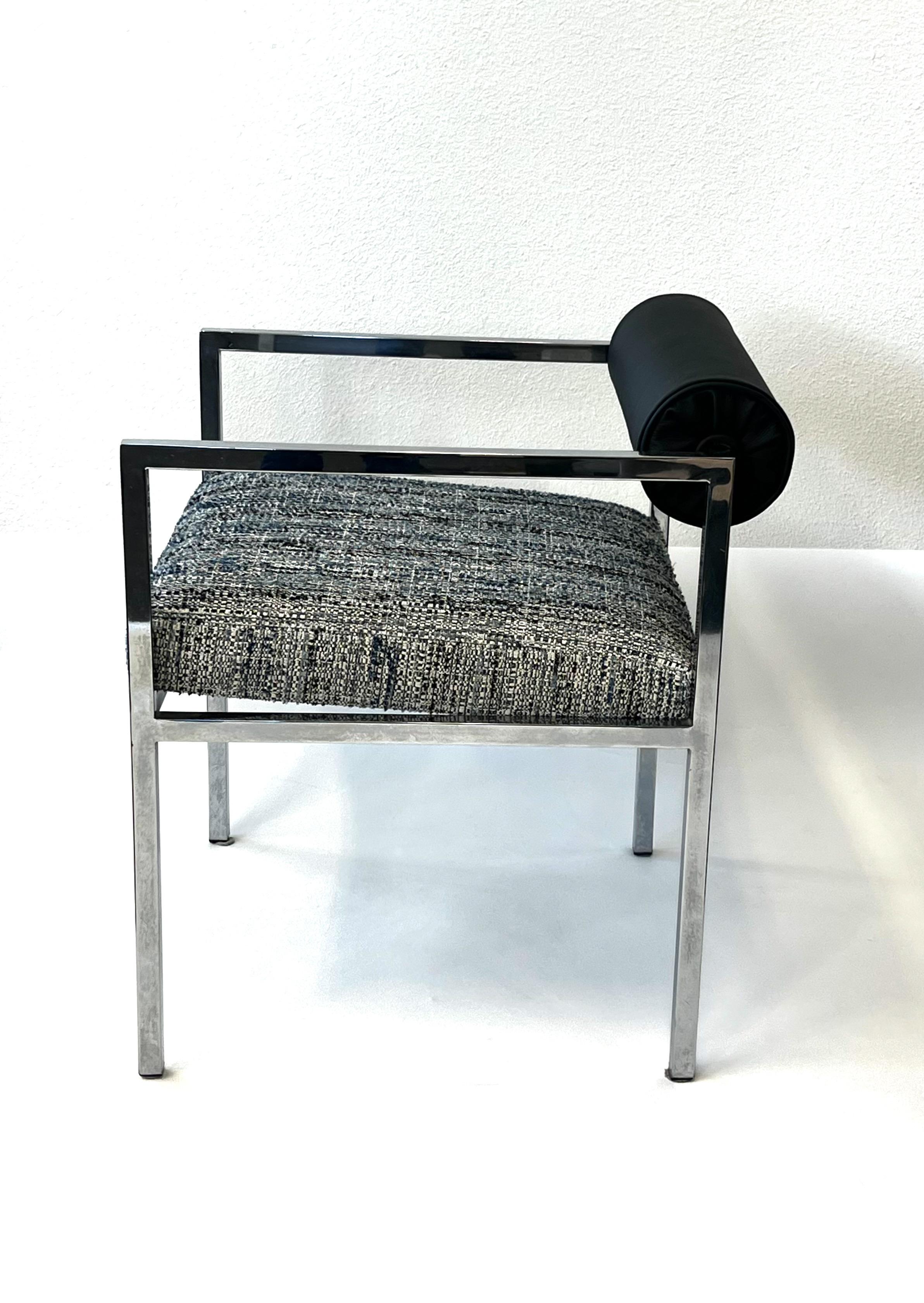 Satz von vier postmodernen Esszimmerstühlen aus Chrom und schwarzem Leder (amerikanisch) im Angebot