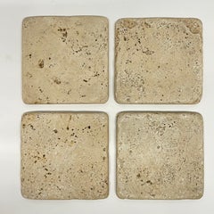 Ensemble de quatre sous-verres post-modernes en travertin sablé et moulé Italie, années 1980