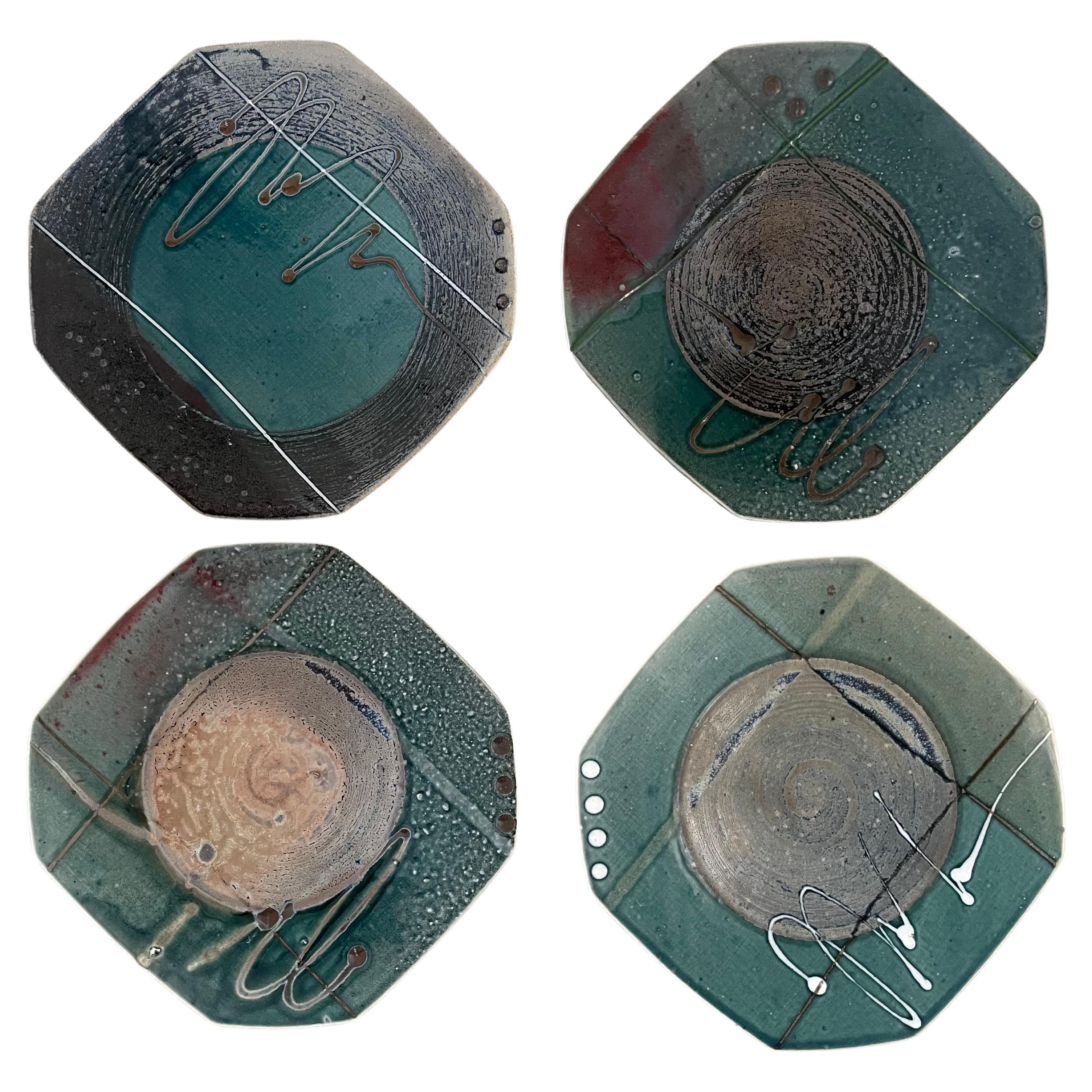 Juego de cuatro platos de gres postmodernos de Marshall en venta 4