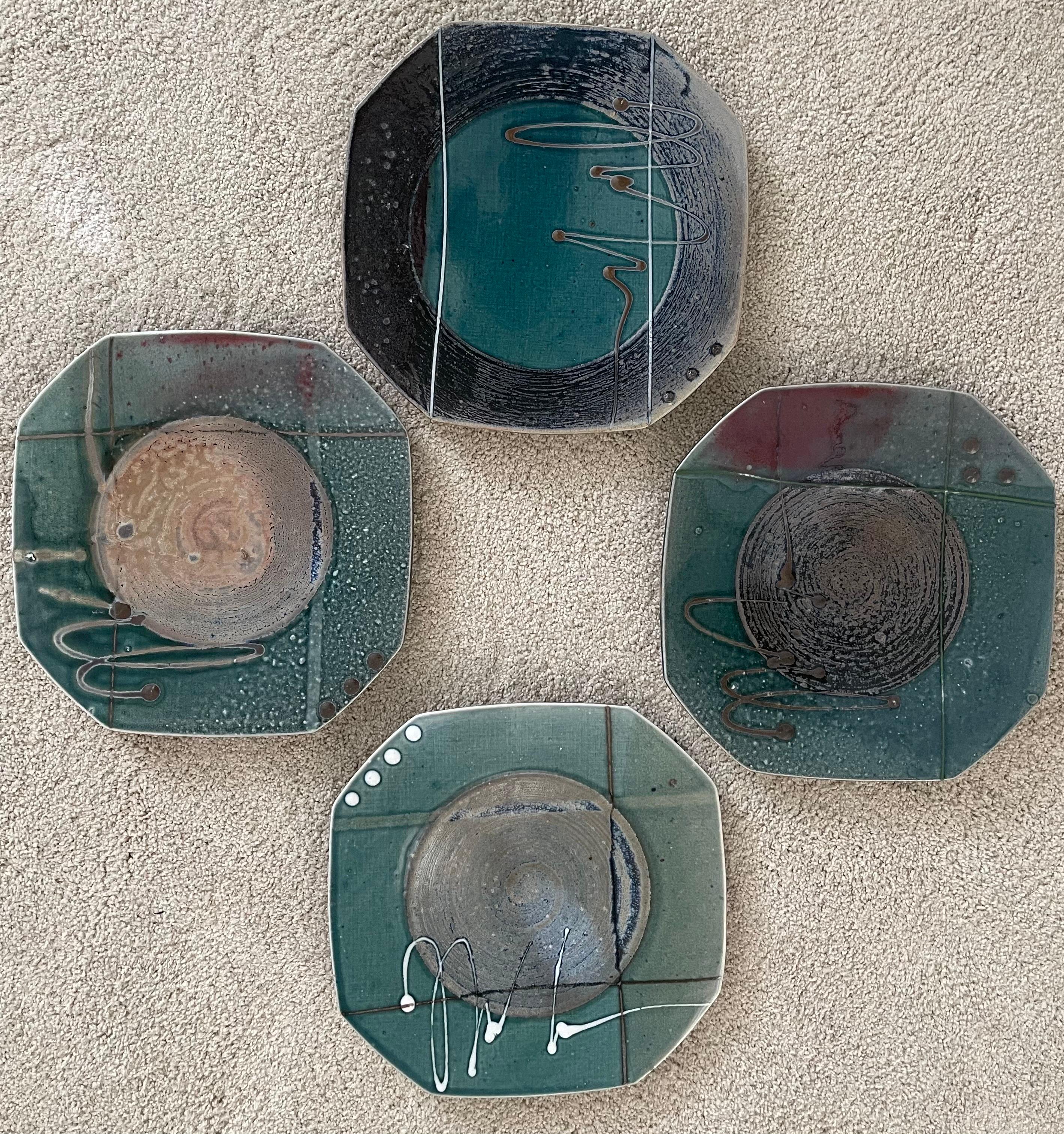Juego de cuatro platos de gres postmodernos de Marshall Estadounidense en venta
