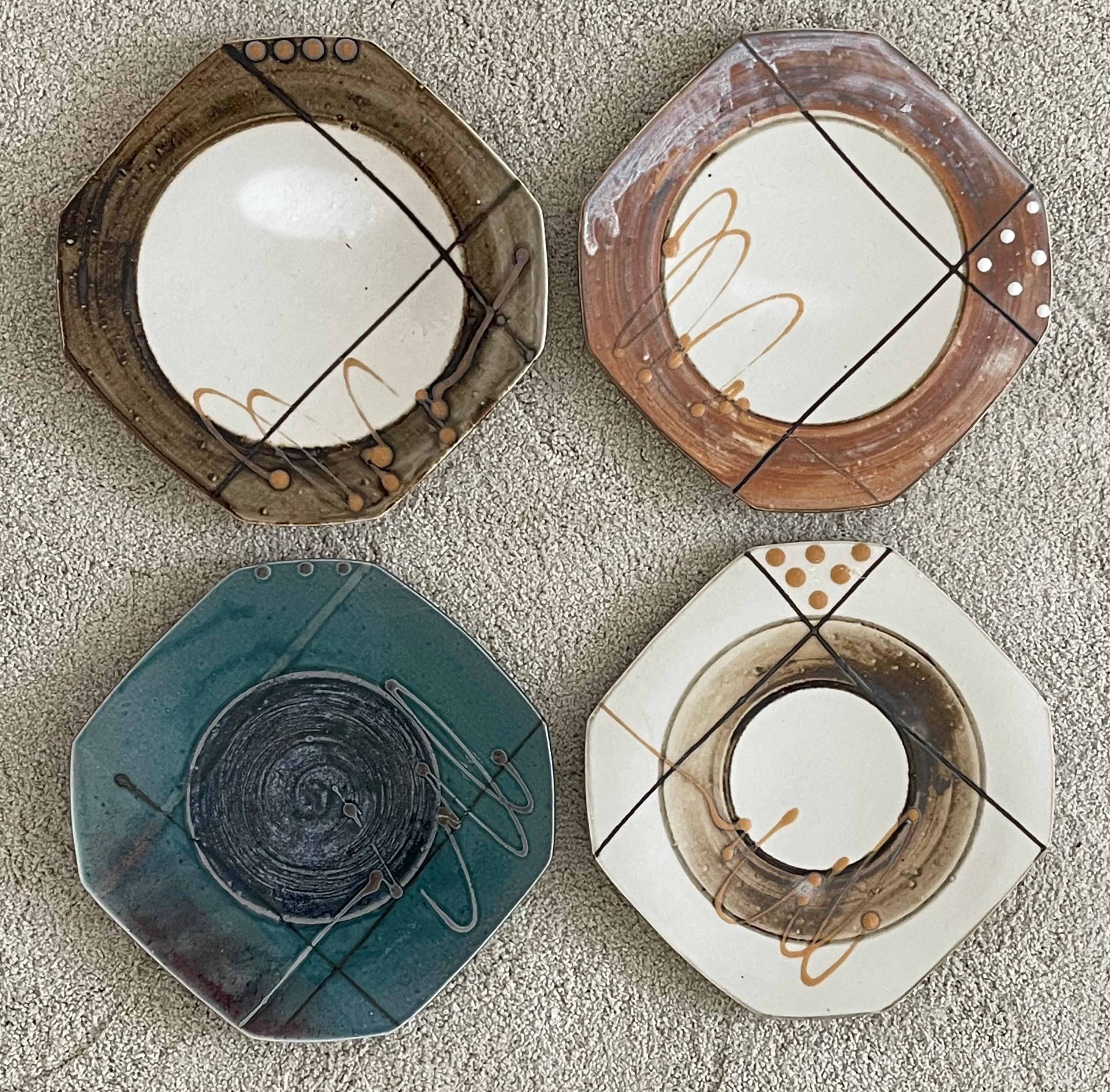 American Set of Four Post-Modern Stoneware Plates Signed by Marshall For Sale