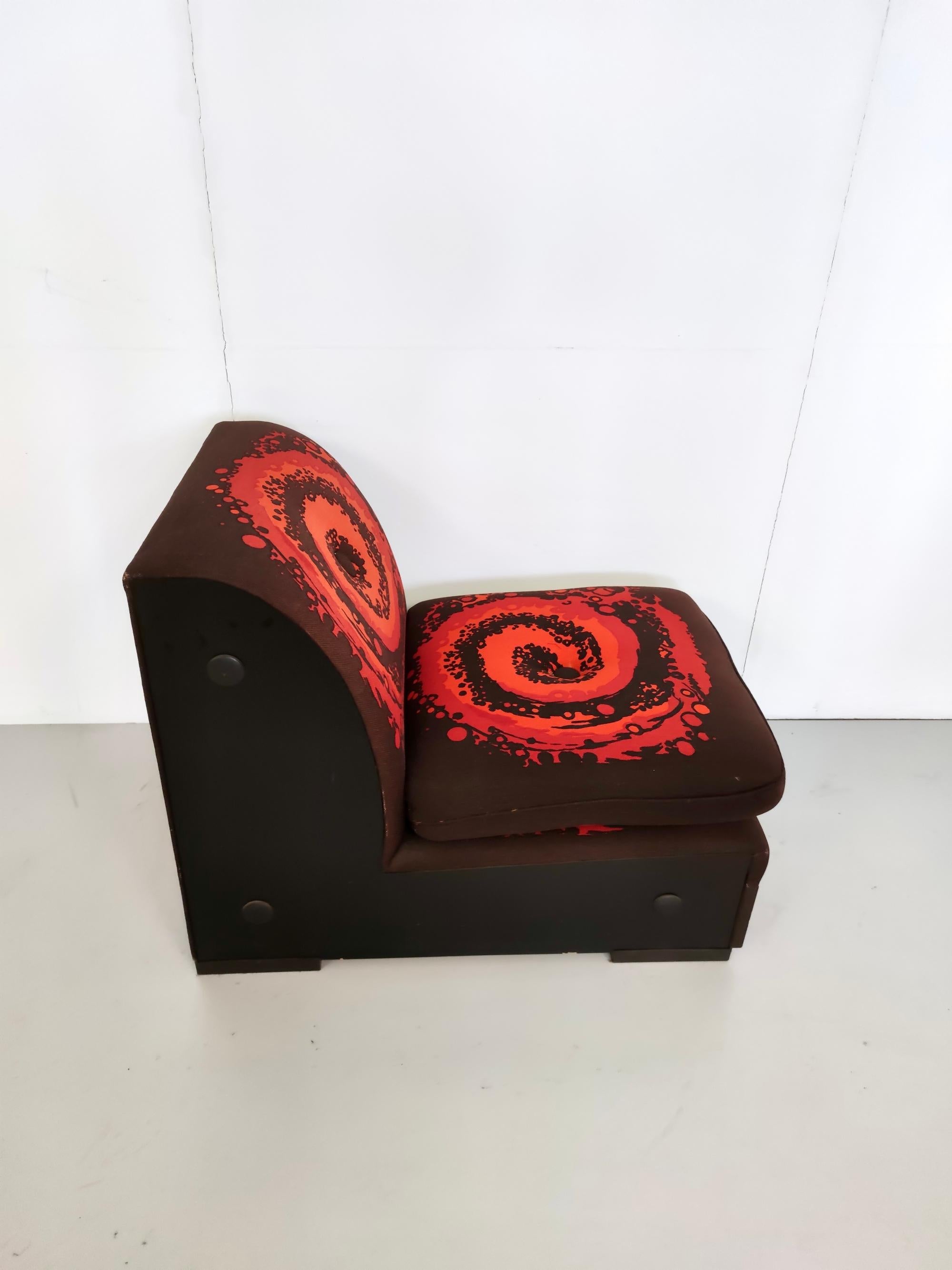 Set aus vier postmodernen braunen Loungesesseln mit orange-rotem Spiralmotiv im Angebot 3