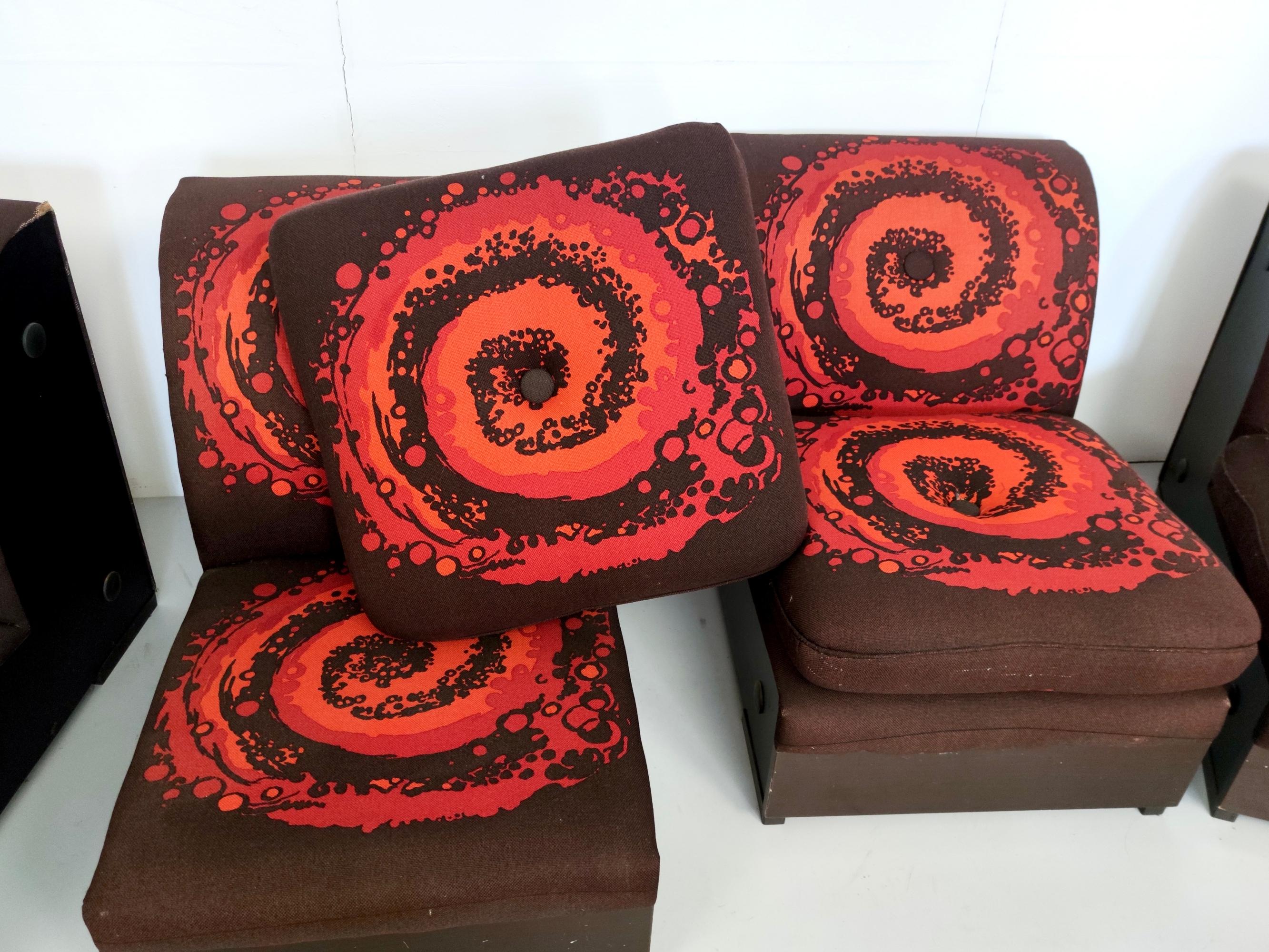 Set aus vier postmodernen braunen Loungesesseln mit orange-rotem Spiralmotiv im Angebot 4