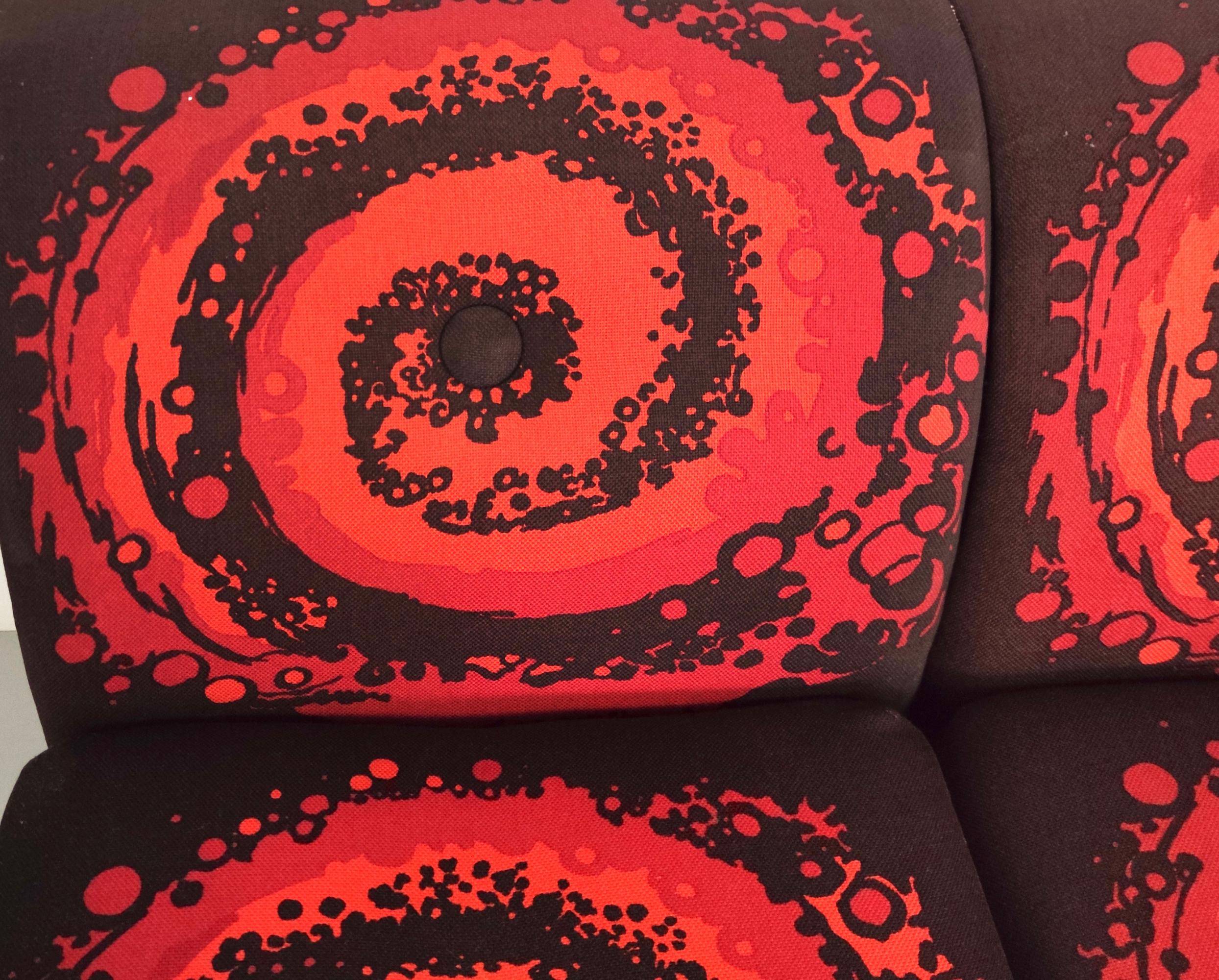 Set aus vier postmodernen braunen Loungesesseln mit orange-rotem Spiralmotiv im Angebot 5