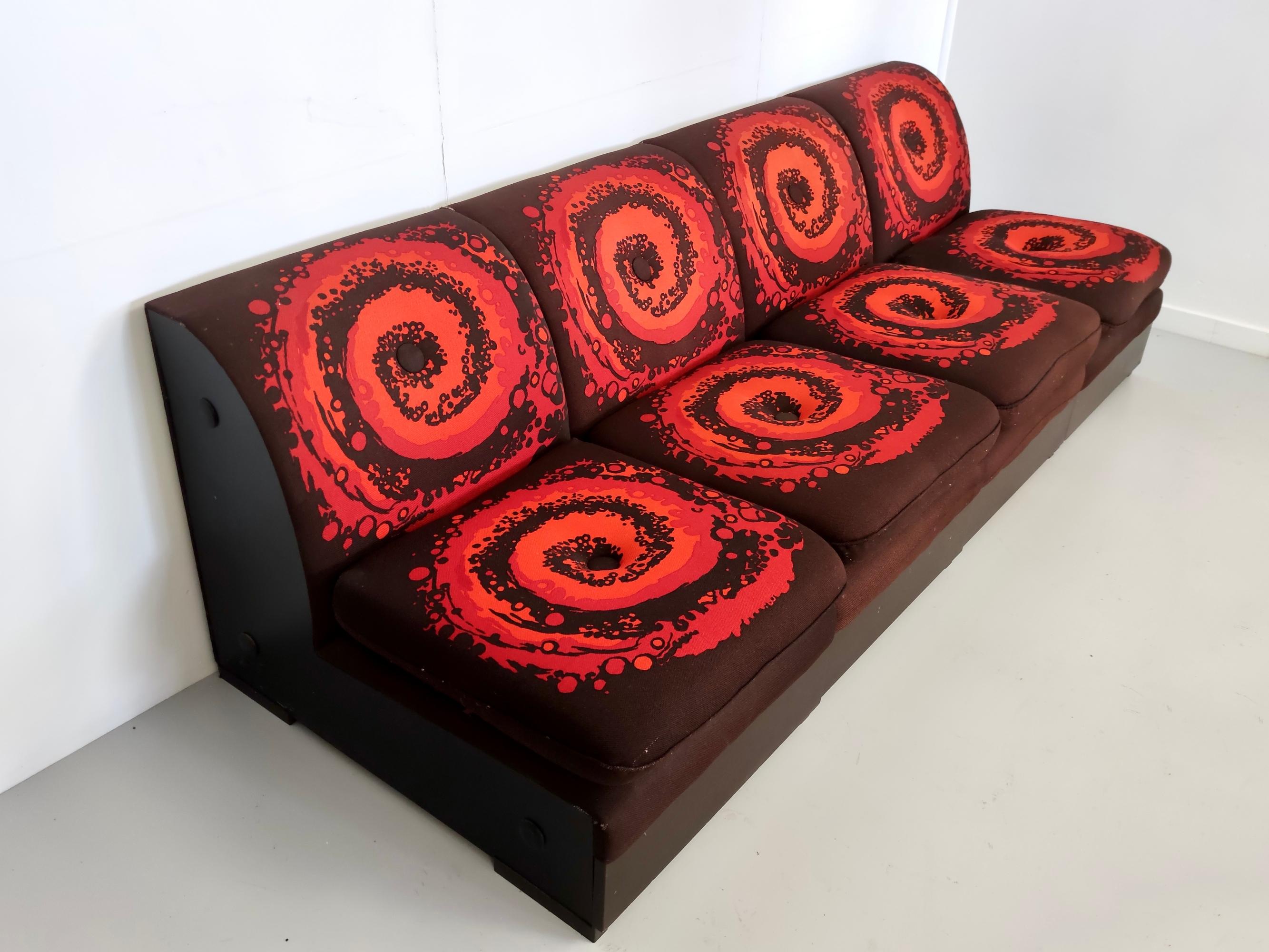 Set aus vier postmodernen braunen Loungesesseln mit orange-rotem Spiralmotiv (Postmoderne) im Angebot
