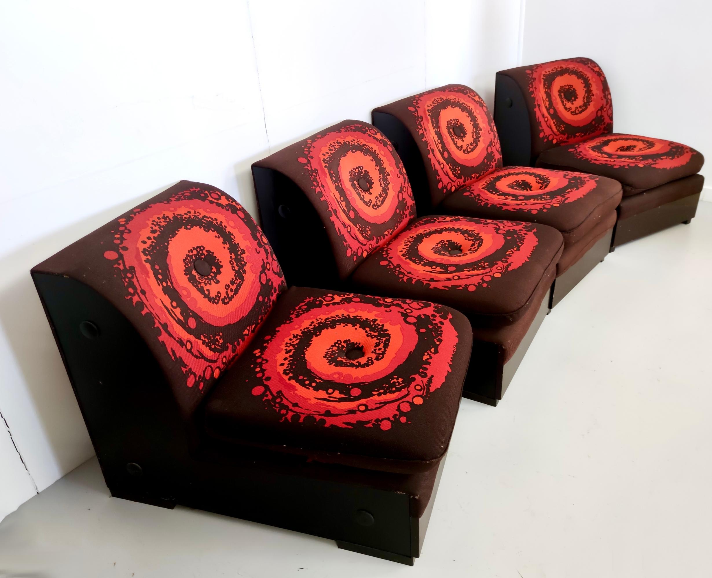 Set aus vier postmodernen braunen Loungesesseln mit orange-rotem Spiralmotiv (Italienisch) im Angebot