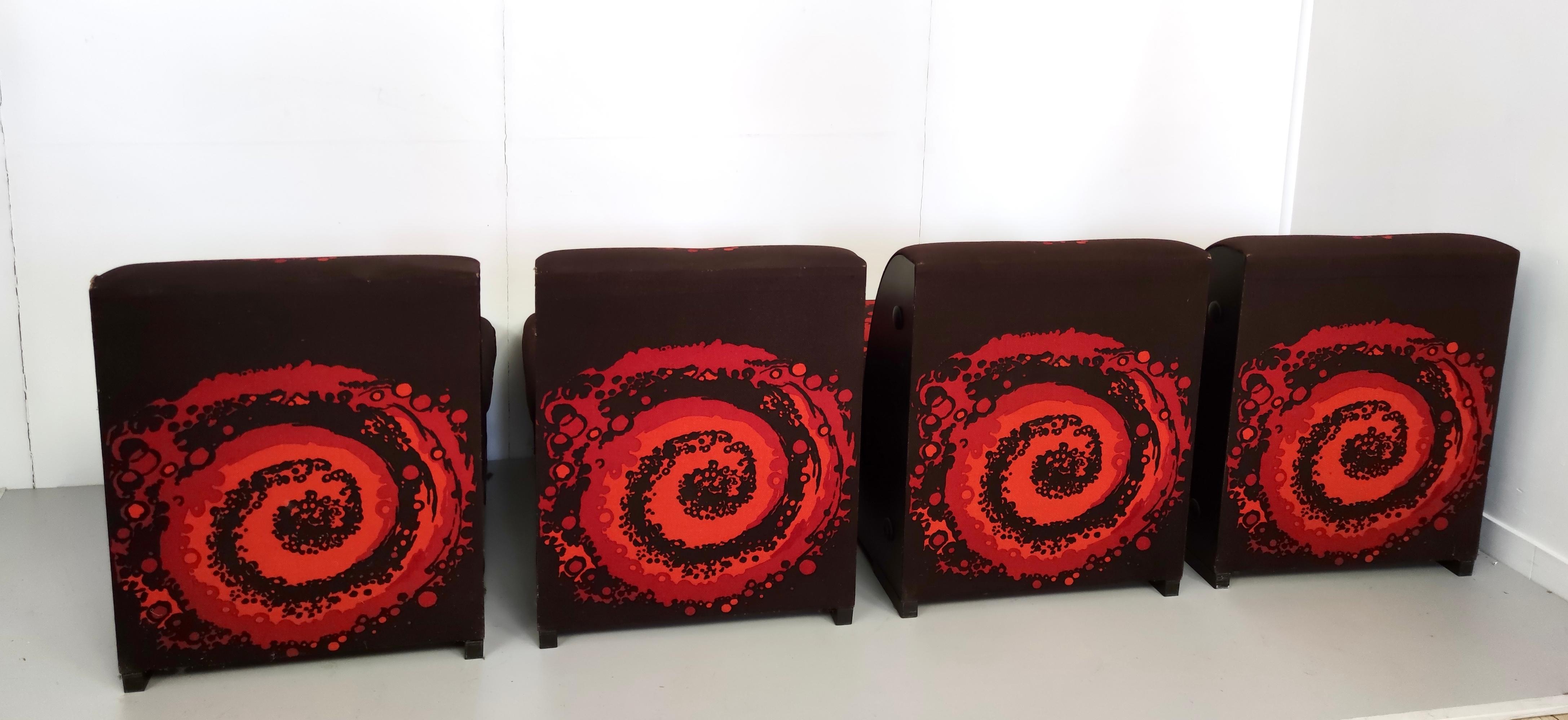 Set aus vier postmodernen braunen Loungesesseln mit orange-rotem Spiralmotiv im Zustand „Gut“ im Angebot in Bresso, Lombardy