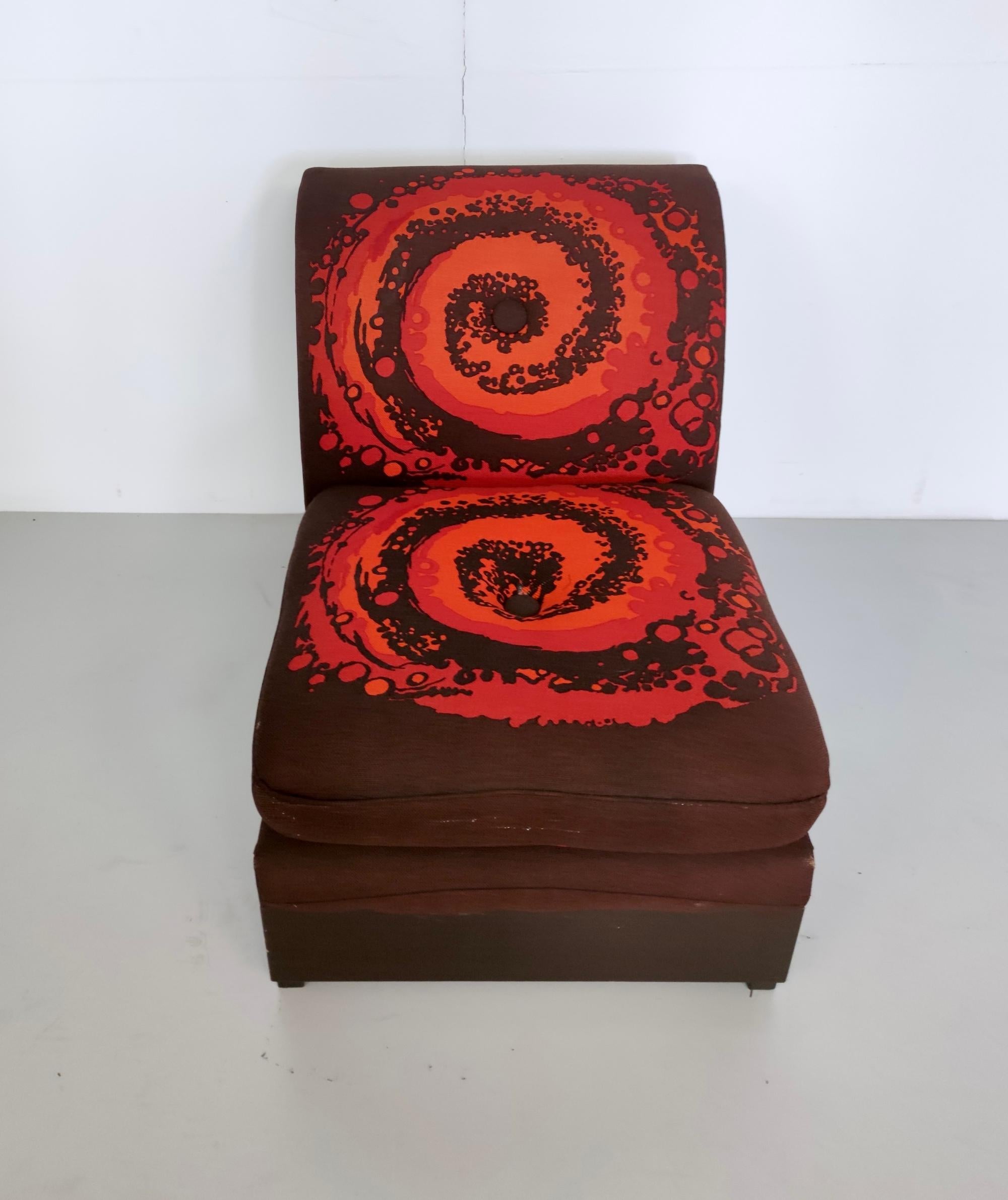 Set aus vier postmodernen braunen Loungesesseln mit orange-rotem Spiralmotiv (Ende des 20. Jahrhunderts) im Angebot