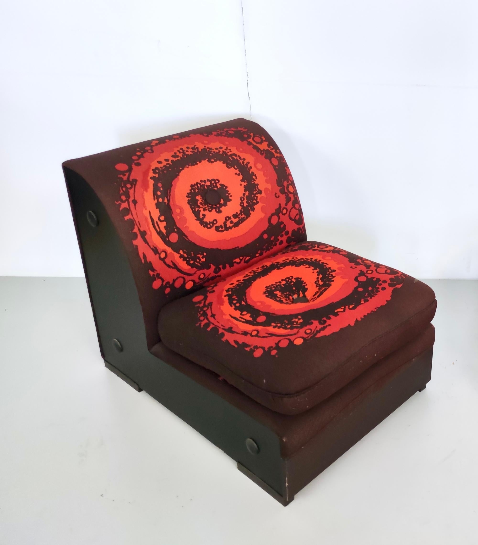 Set aus vier postmodernen braunen Loungesesseln mit orange-rotem Spiralmotiv (Baumwolle) im Angebot