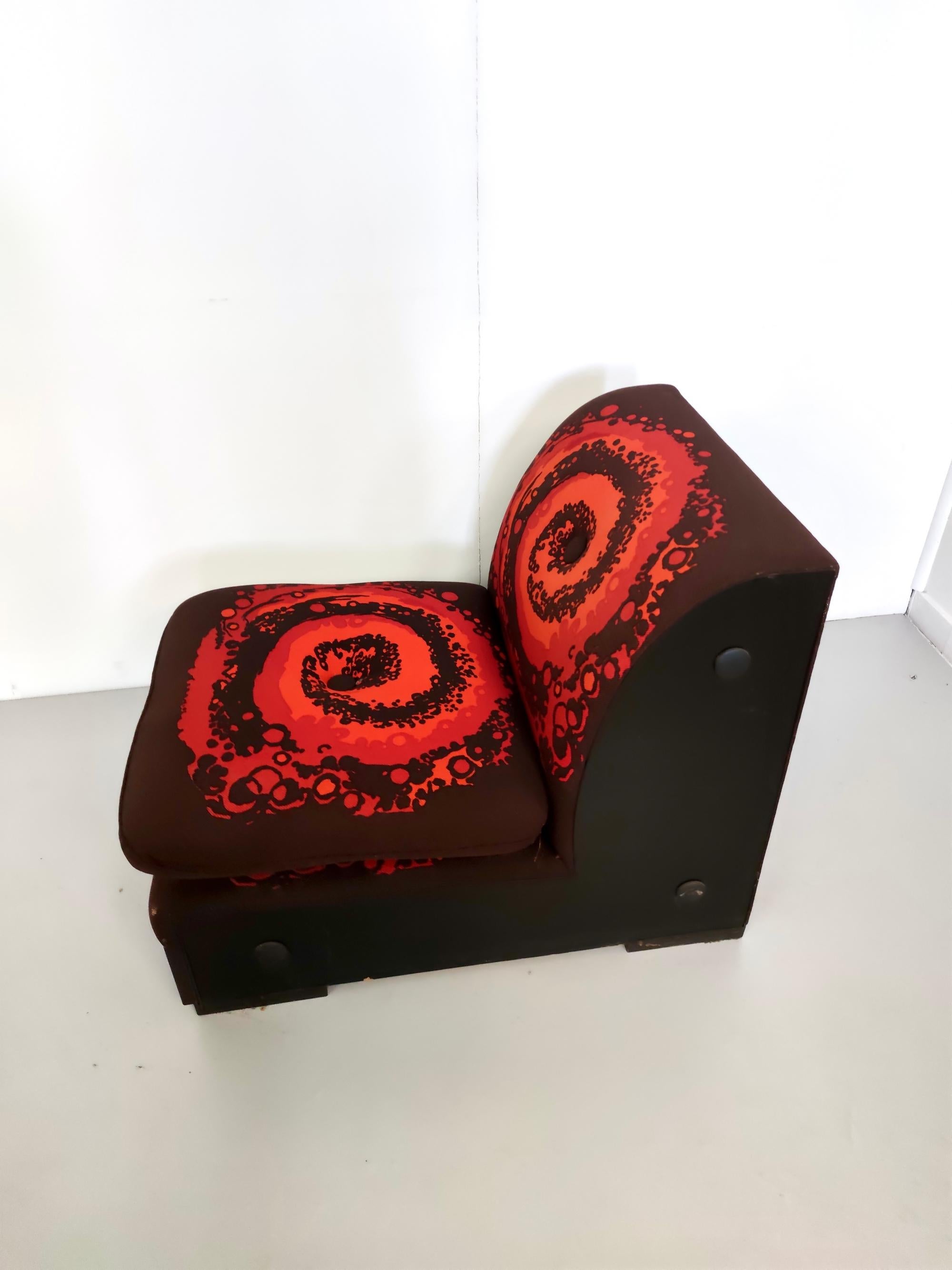 Set aus vier postmodernen braunen Loungesesseln mit orange-rotem Spiralmotiv im Angebot 1