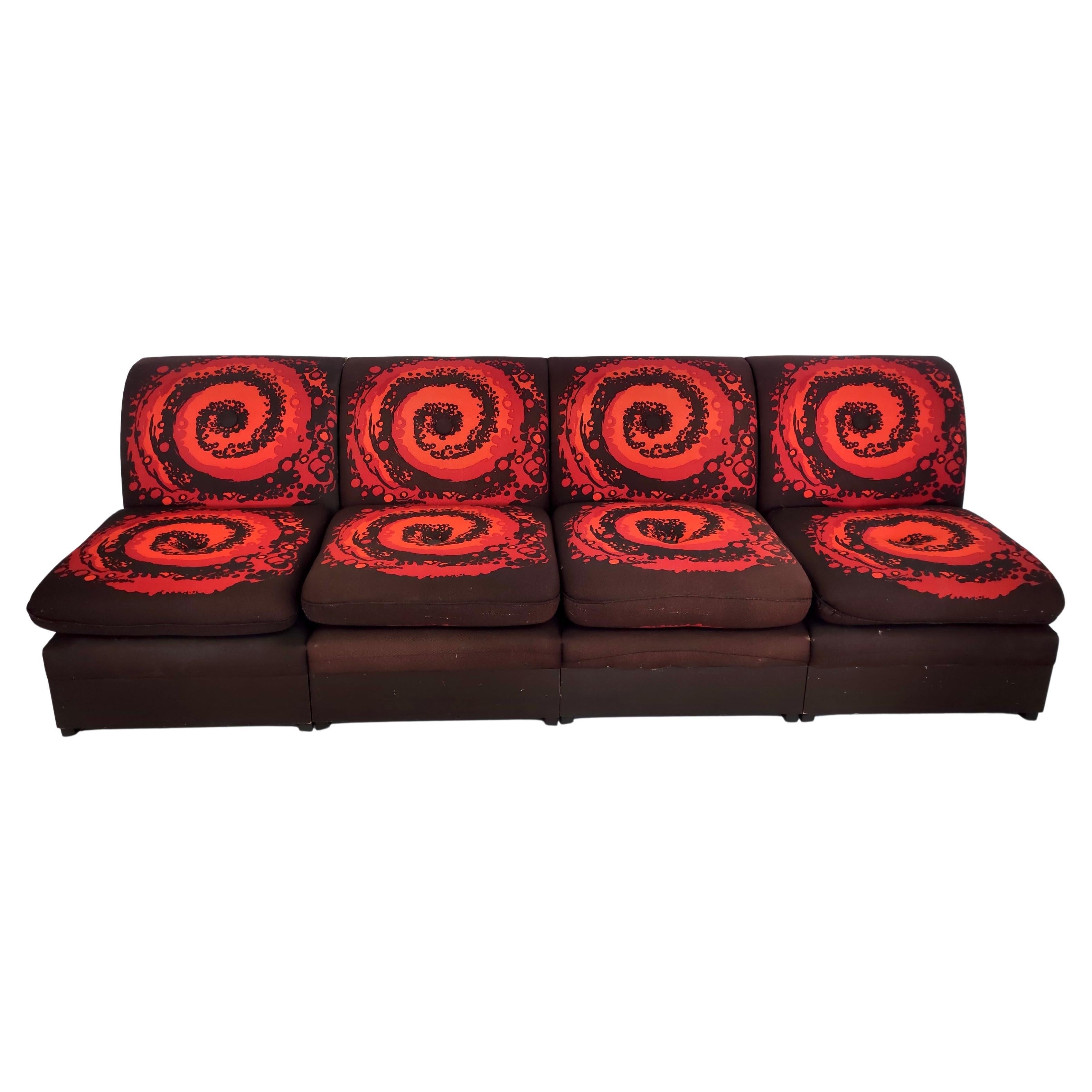 Set aus vier postmodernen braunen Loungesesseln mit orange-rotem Spiralmotiv im Angebot