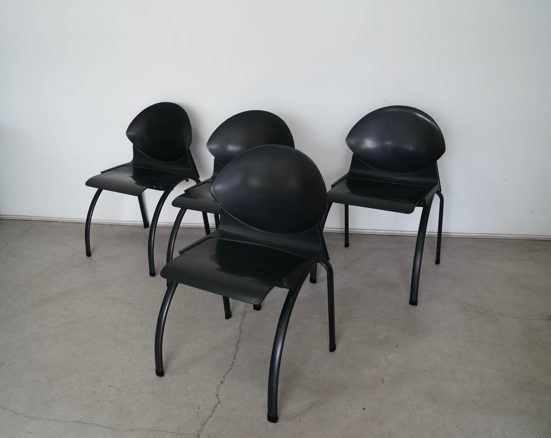Set aus 4 postmodernen Esszimmerstühlen zu verkaufen. Entworfen von Strafor Gerd Lange in den späten 1980er Jahren für Steelcase. Diese wurden von Vecta hergestellt und sind wirklich solide und gut verarbeitet. Sie haben einen Metallsockel mit