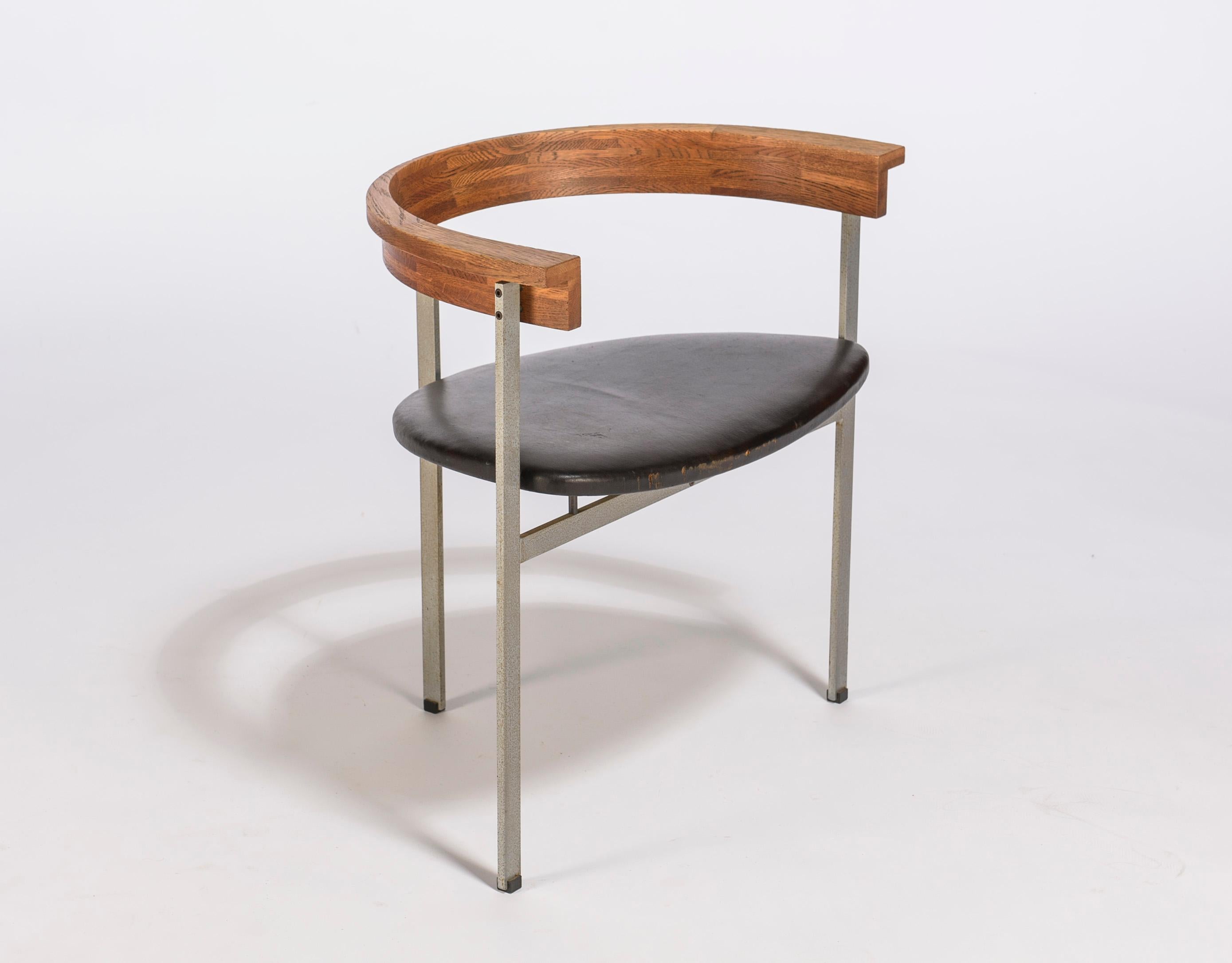 Satz von vier dreibeinigen Poul Kjærholm PK11 Esszimmerstühlen in Esche und originalem Leder im Originalzustand. Entworfen im Jahr 1957 und hergestellt von E. Kold Christiansen. Signiert mit eingeprägter Marke.