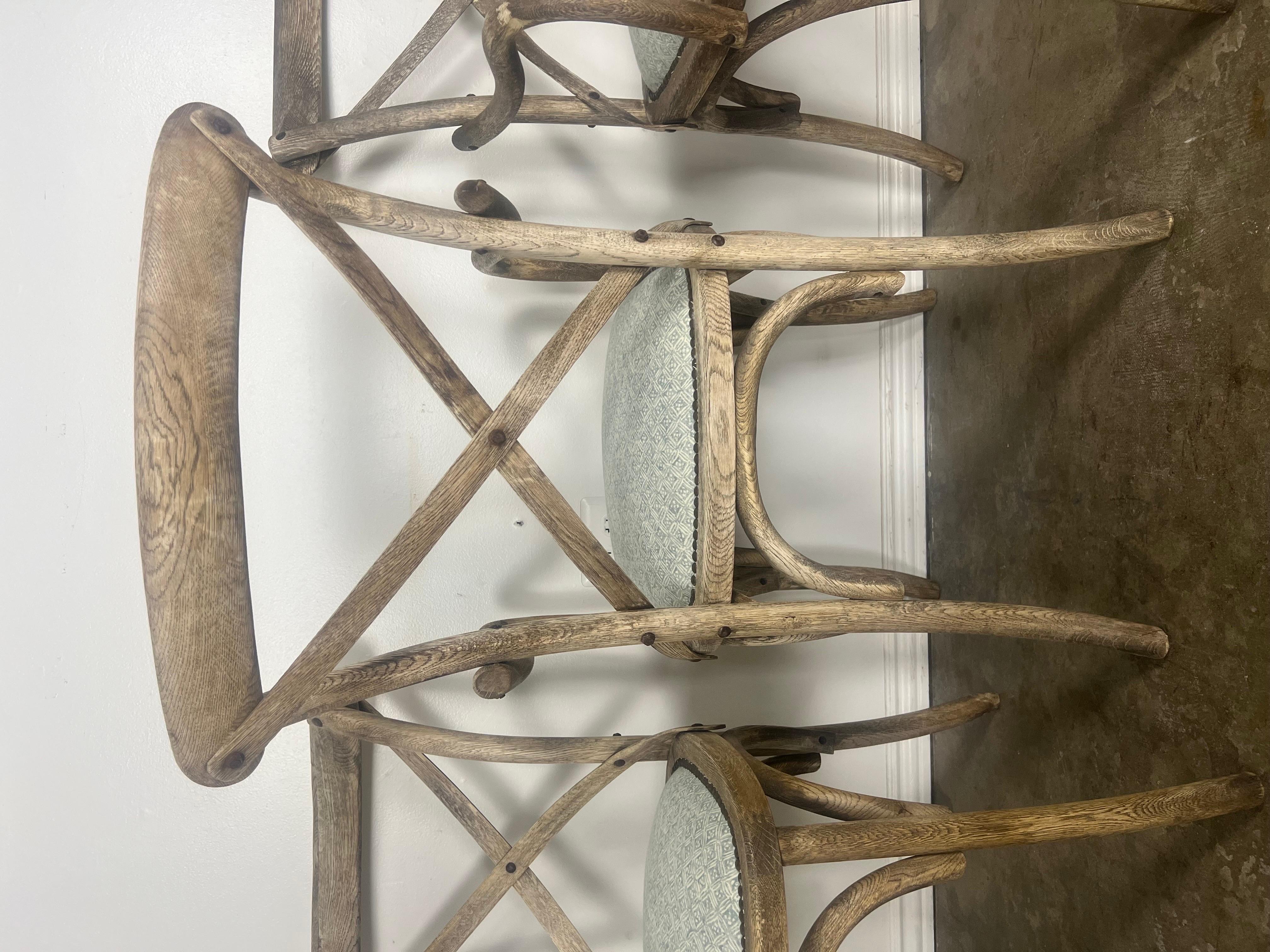 Set di quattro sedie da pranzo primitive con sedute in lino in vendita 3